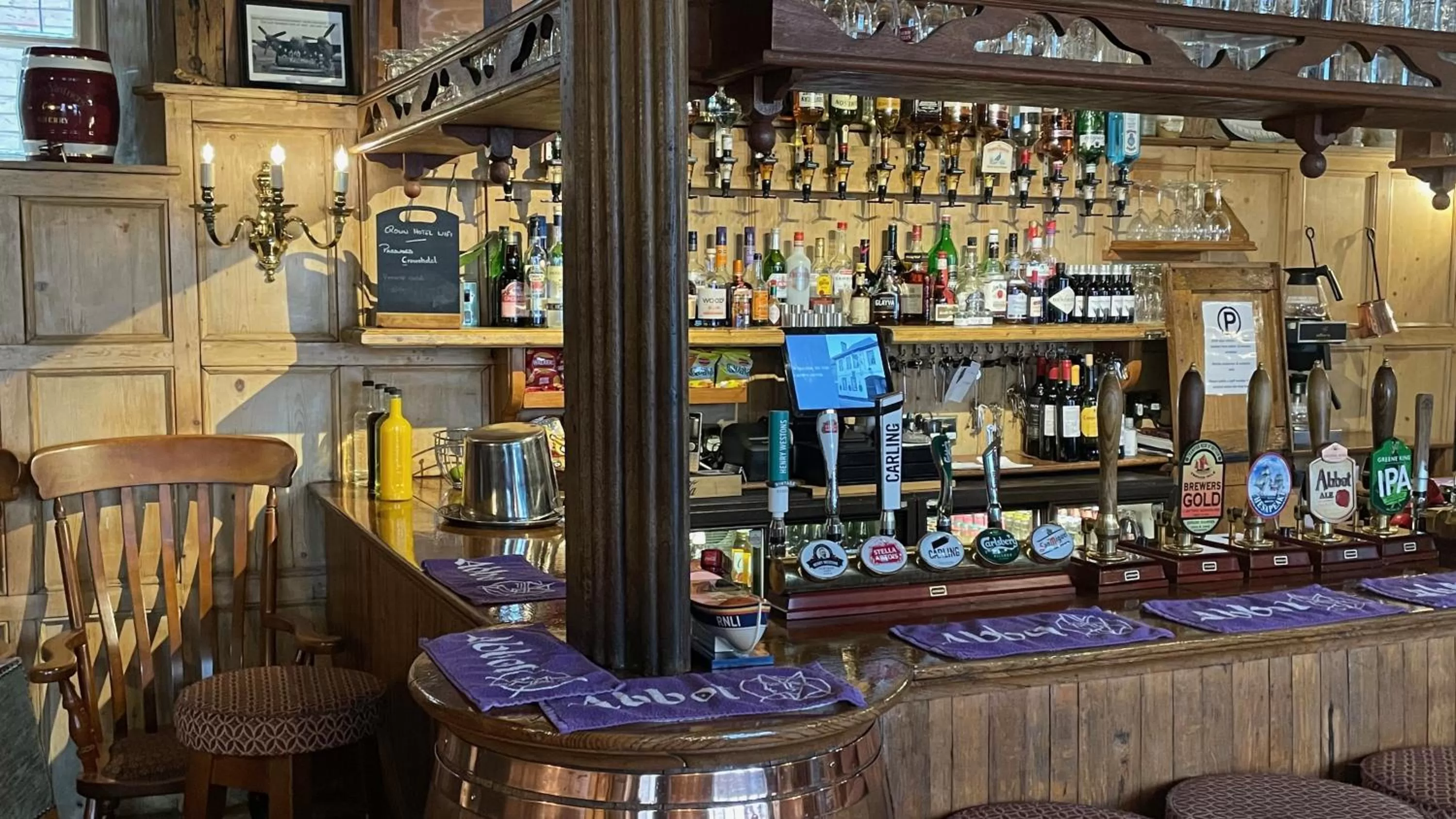 Lounge or bar in Crown Hotel