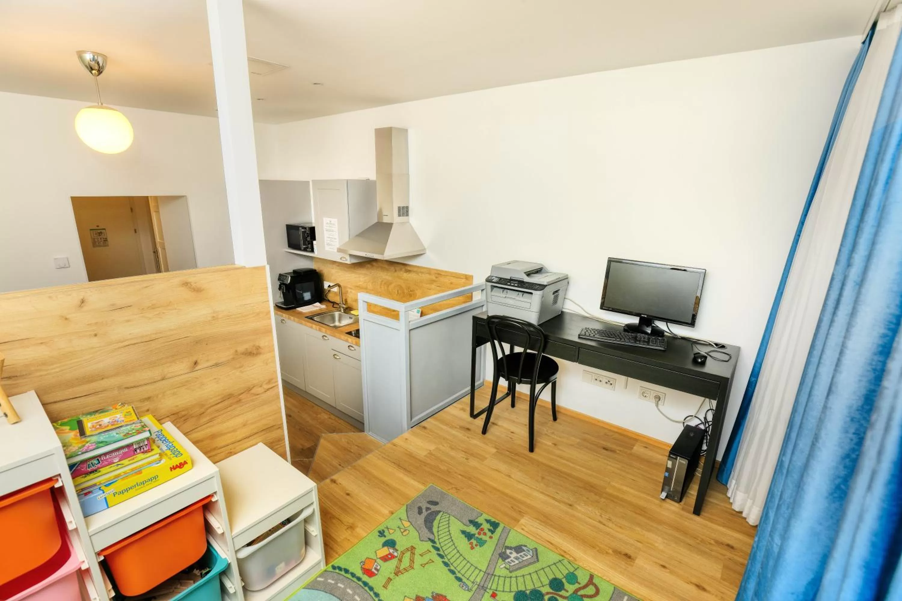 Communal lounge/ TV room in Jimmy's Apartments Emerald