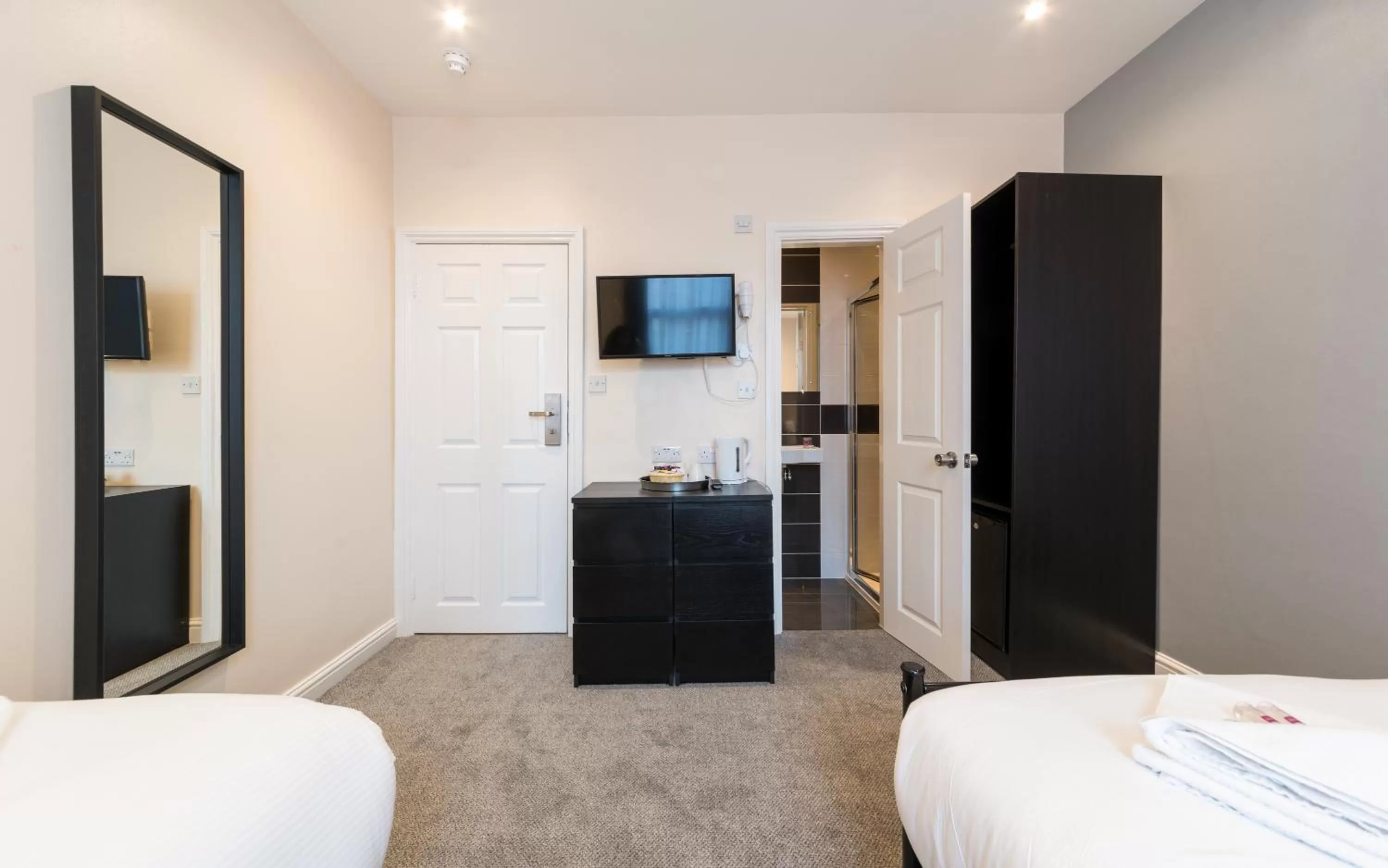 TV/Entertainment Center in Royal London Hotel By Saba