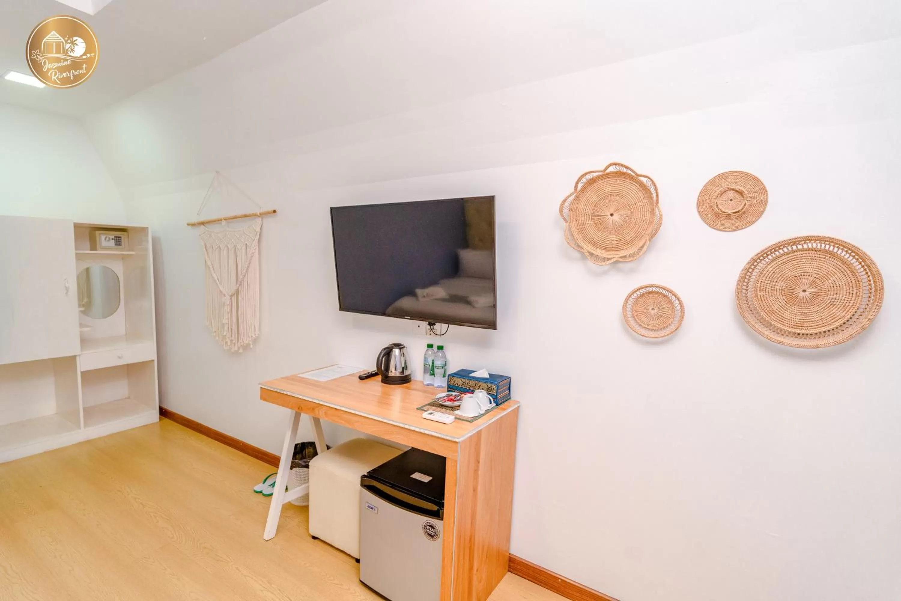 TV and multimedia, TV/Entertainment Center in Jasmine River Front