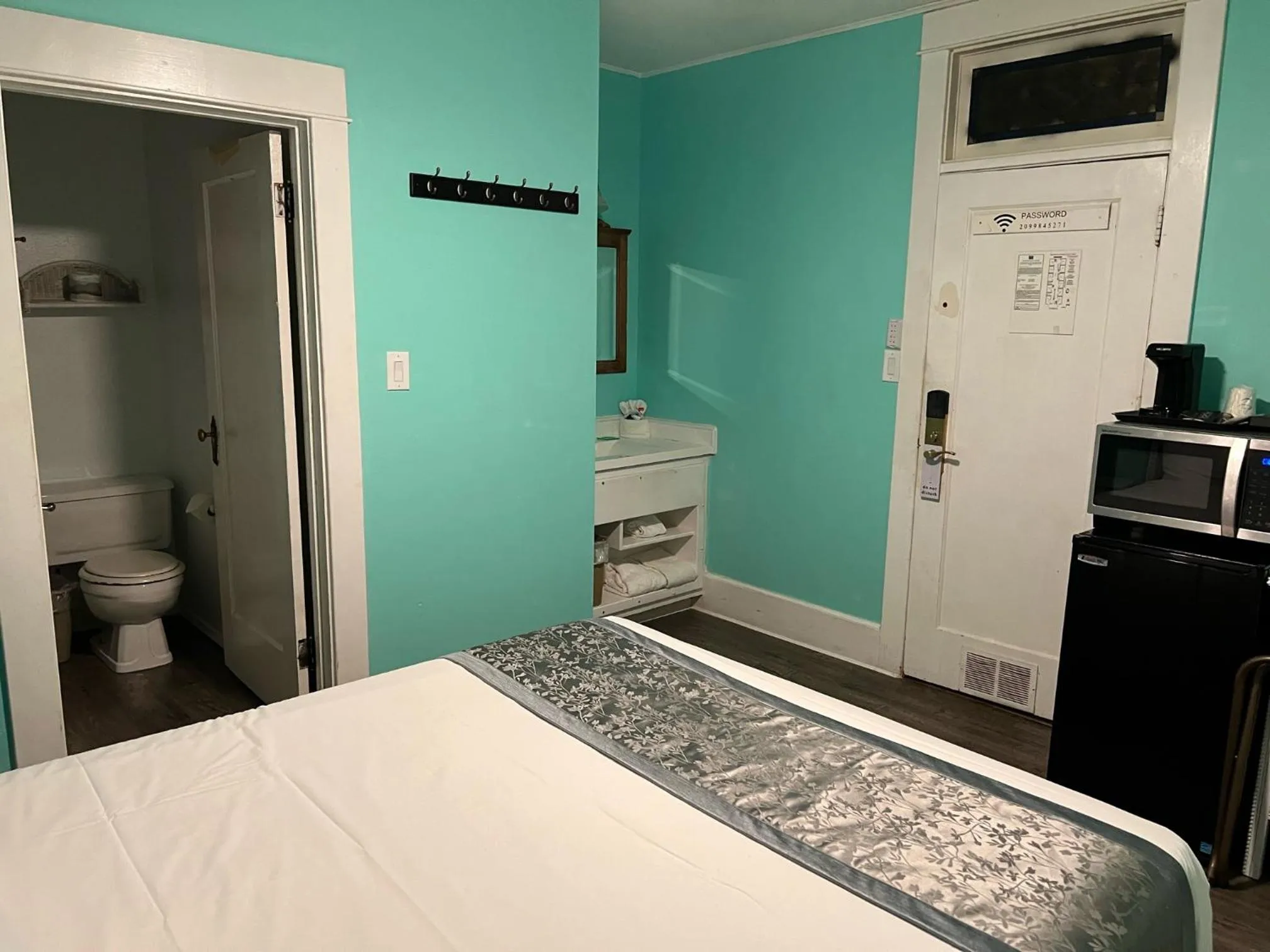 Bedroom in Americas Best Value Inn Royal Carriage