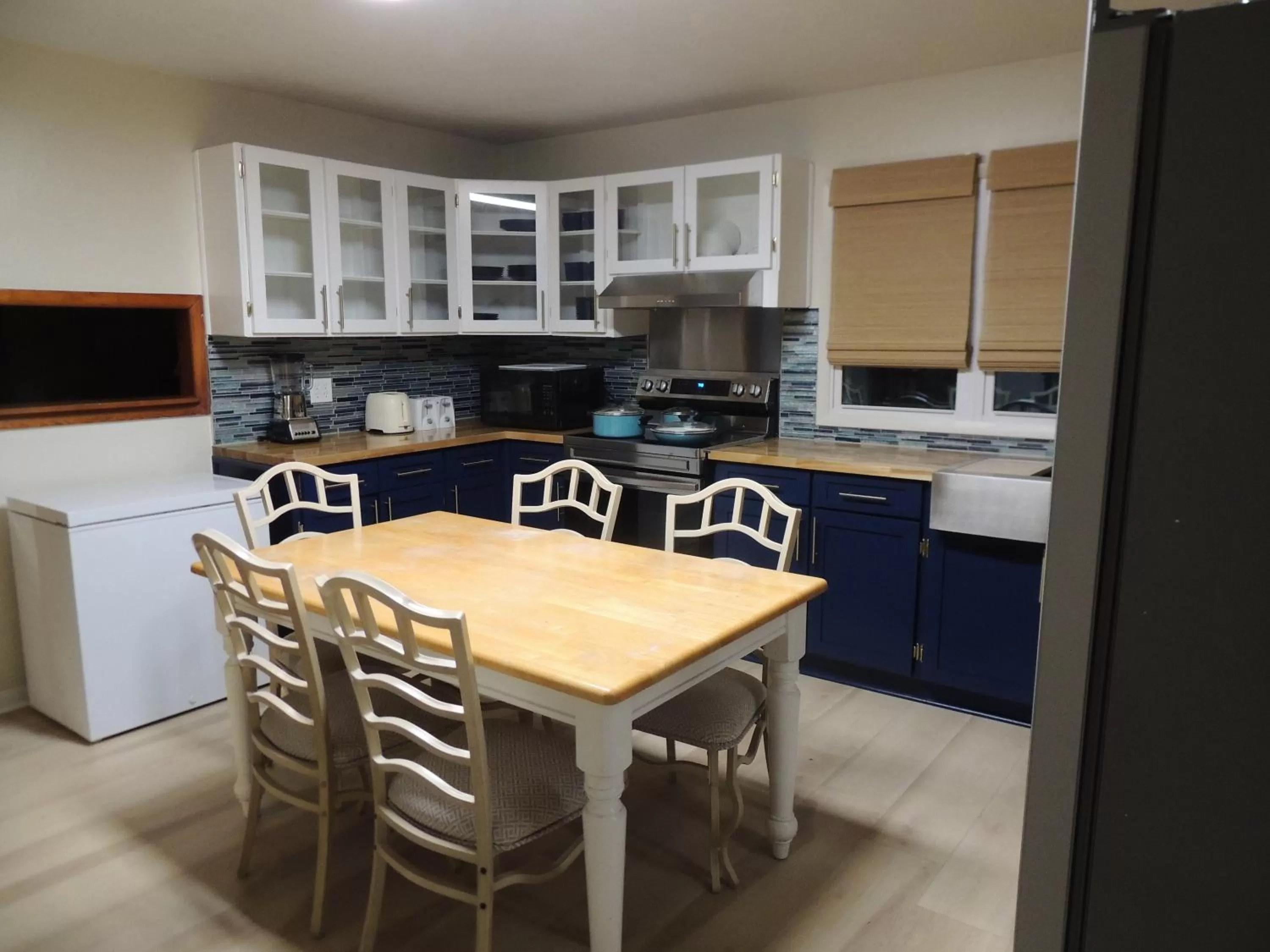 Kitchen or kitchenette in White Caps Motel and RV Park