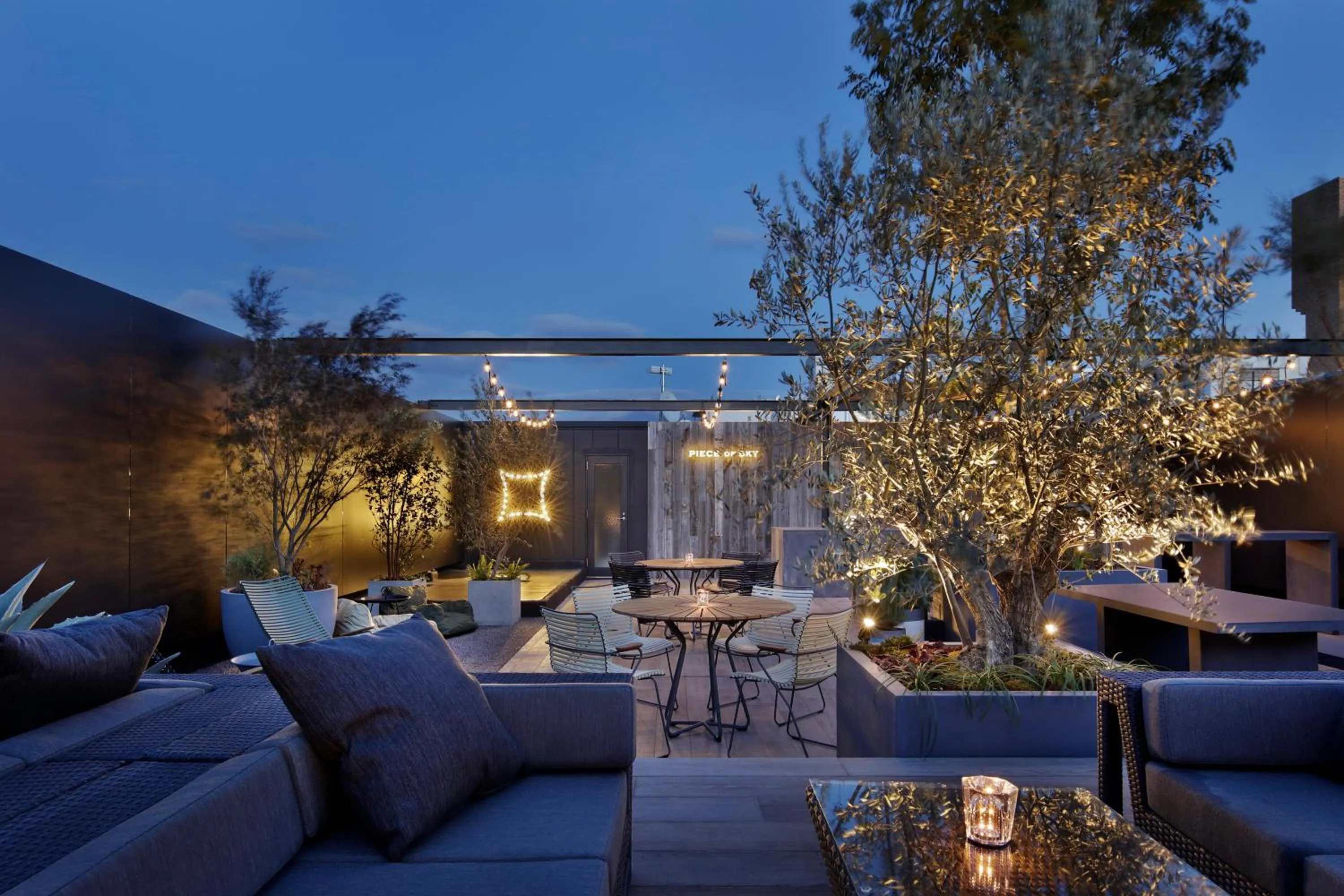 Communal lounge/ TV room in Piece Hostel Sanjo