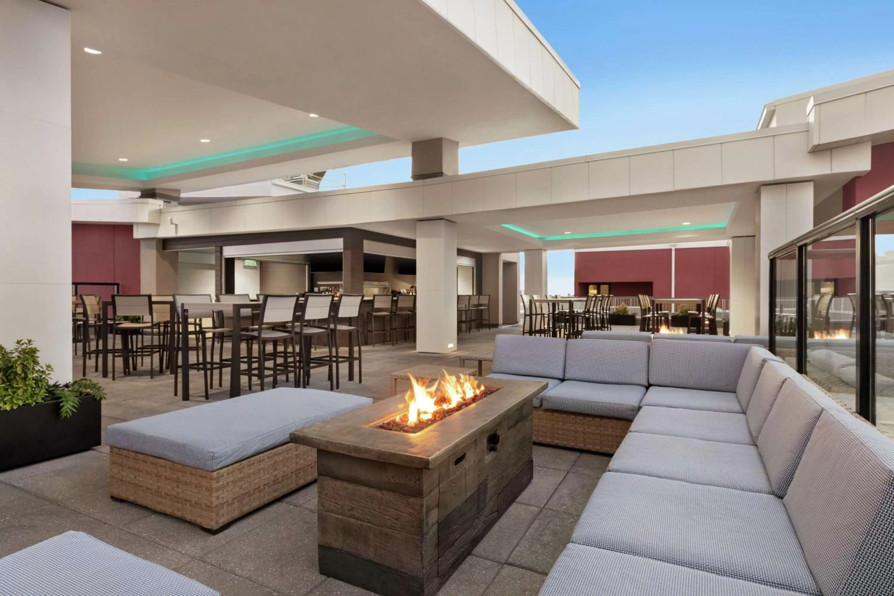 Lounge or bar in Embassy Suites By Hilton Wilmington Riverfront