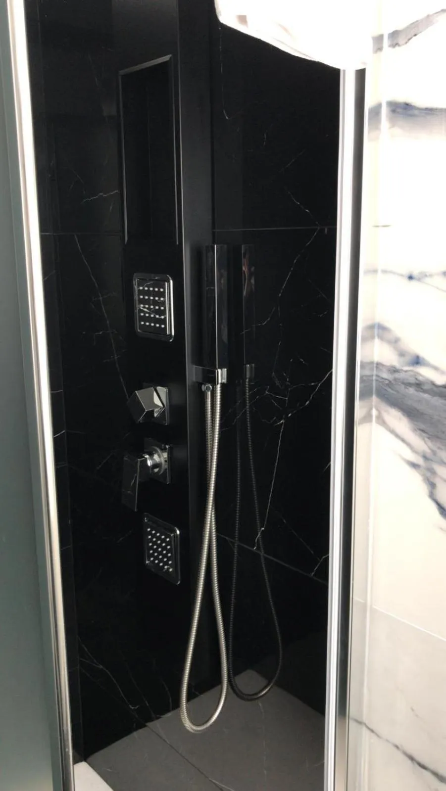 Shower in Hotel Holiday- Alla Finestrella