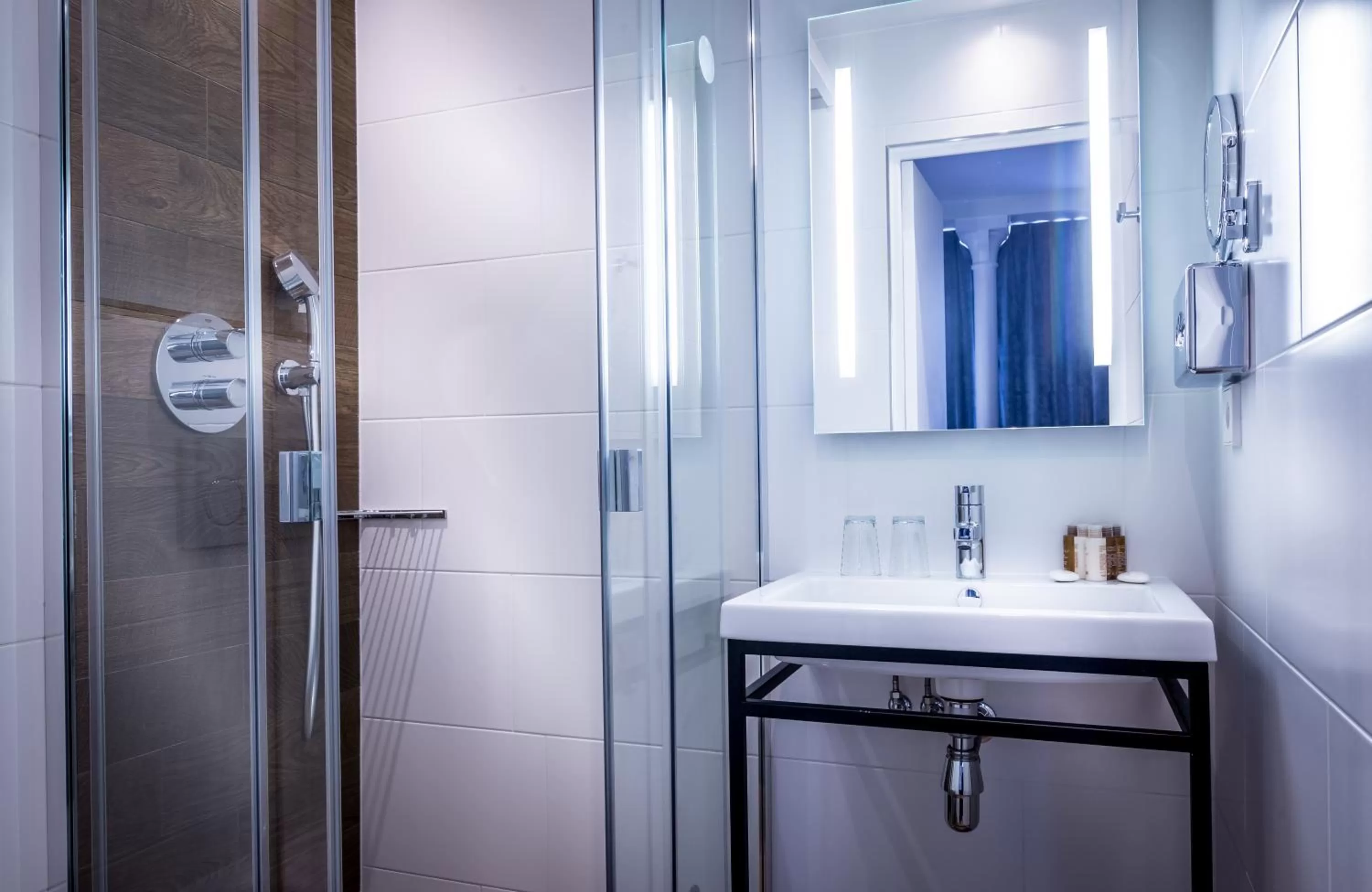 Shower in Hotel Marais Grands Boulevards