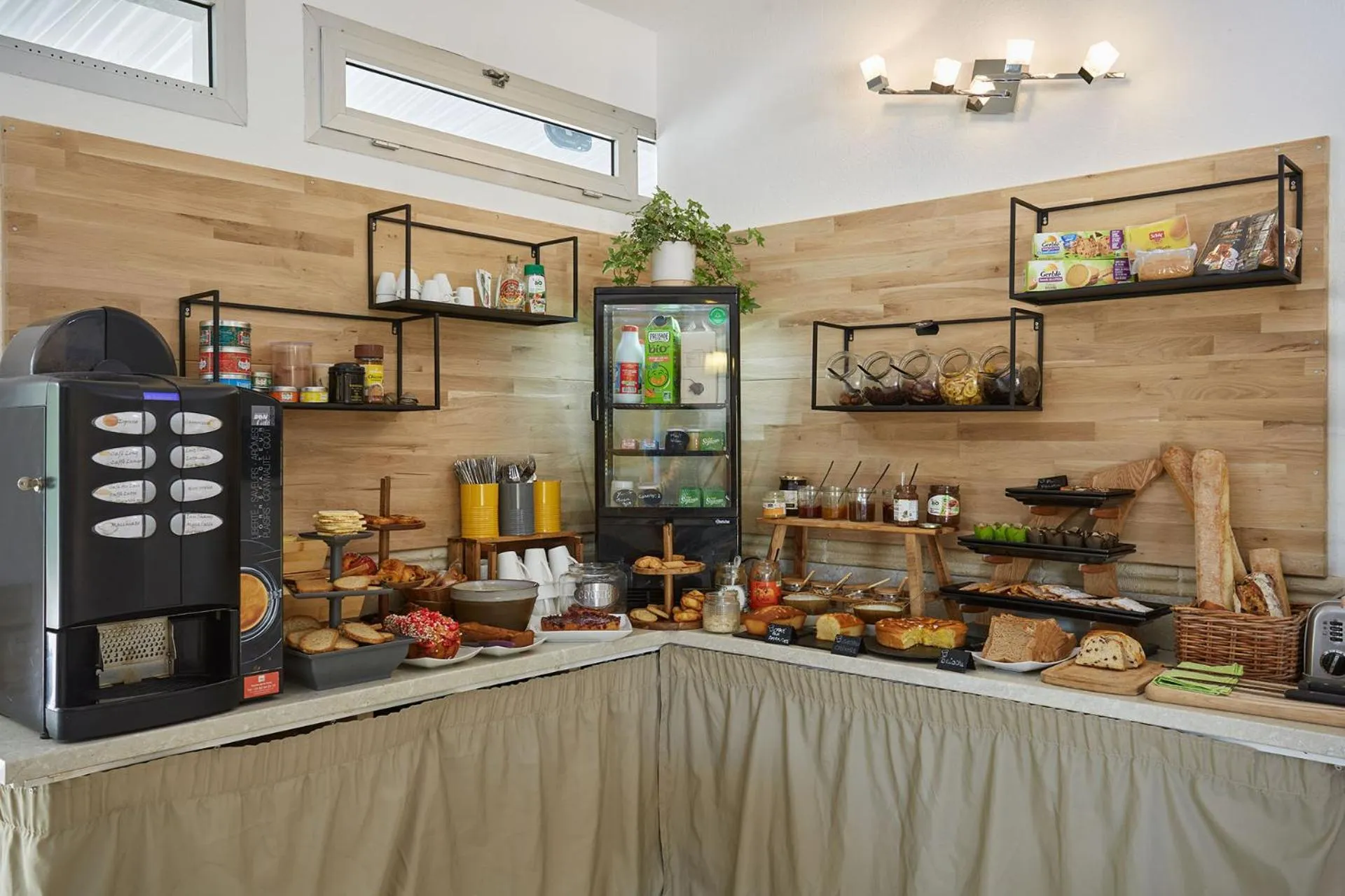 Food and drinks in Logis Hôtel Le Rodin