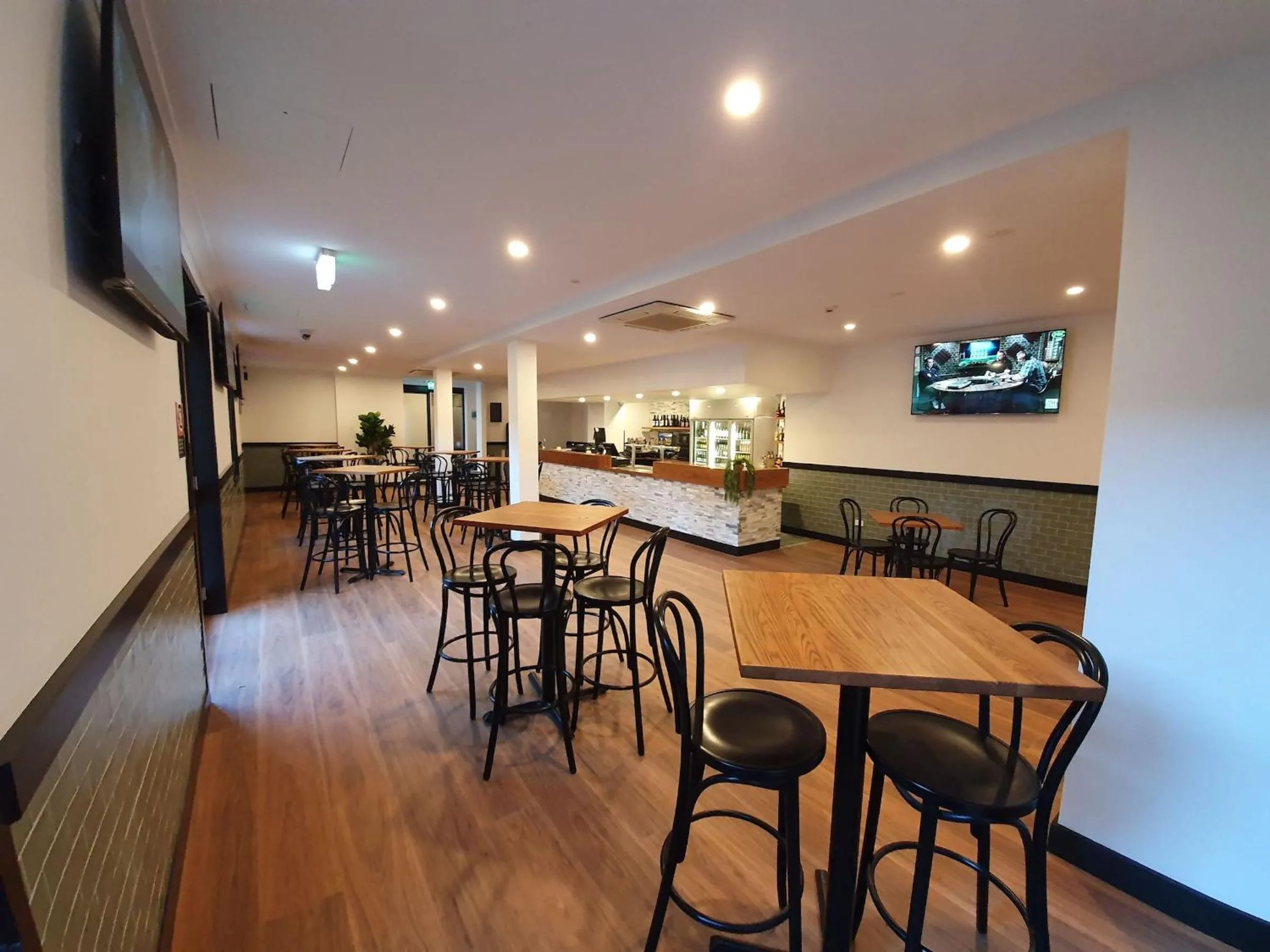Lounge or bar in Empire Hotel Goulburn