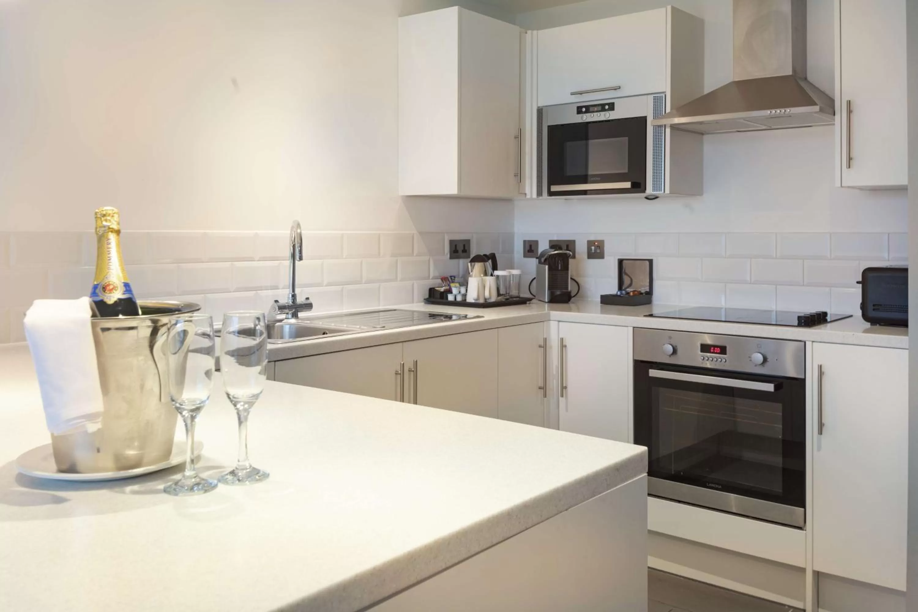 Kitchen or kitchenette in Hilton Southampton - Utilita Bowl