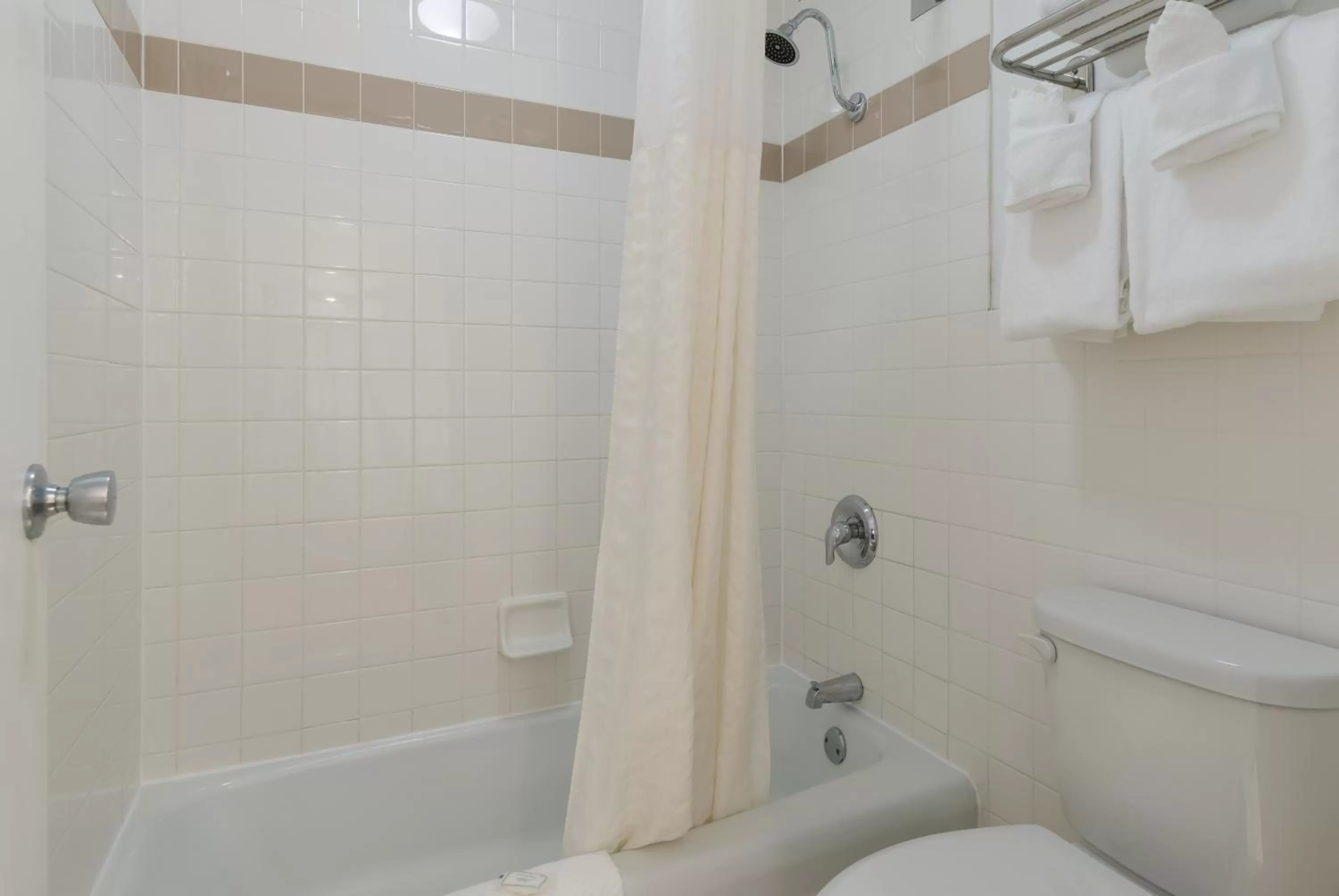 Bathroom in Clarion Hotel Concord-Walnut Creek