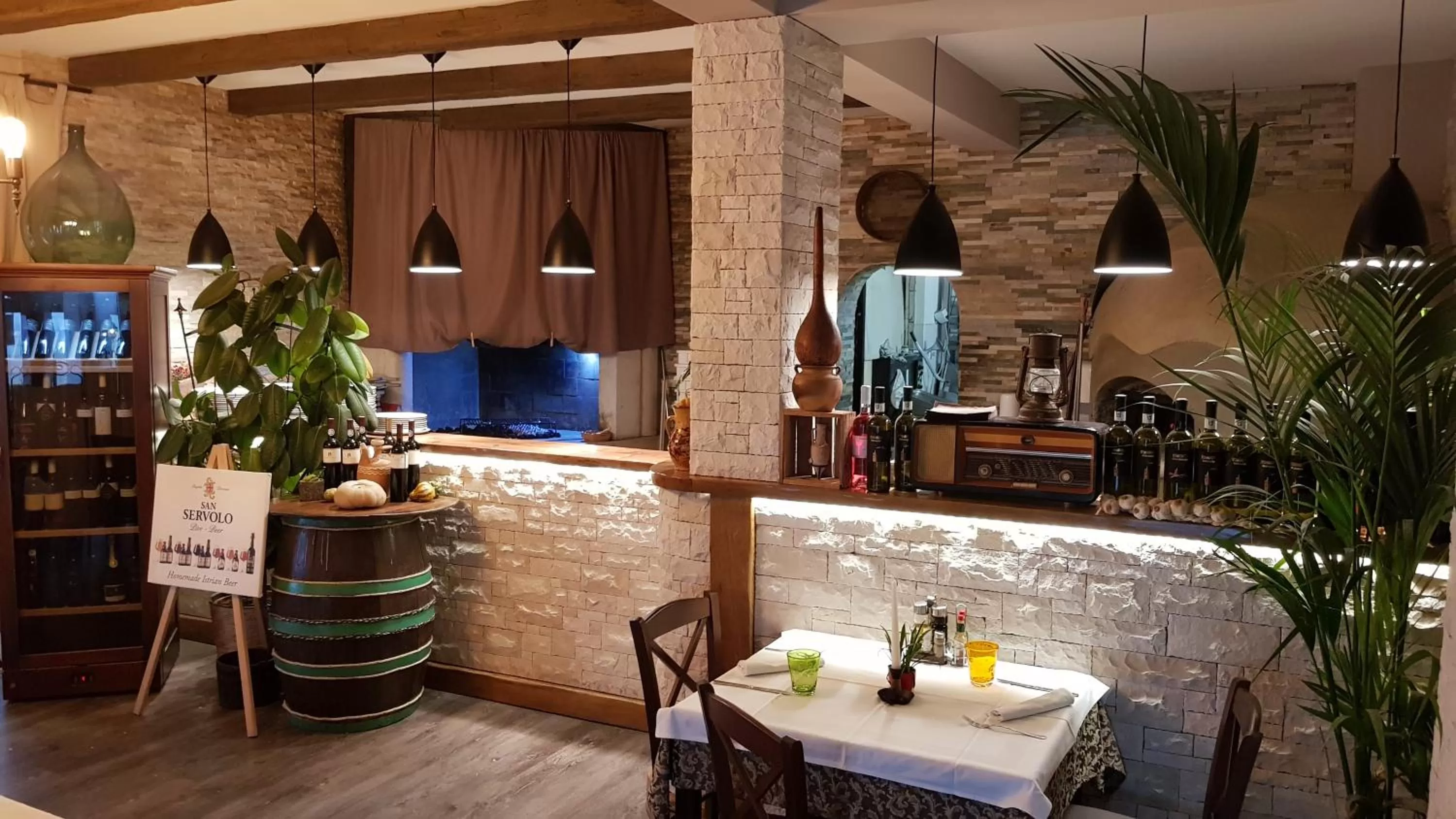 Restaurant/places to eat in Boutique Rooms Luna