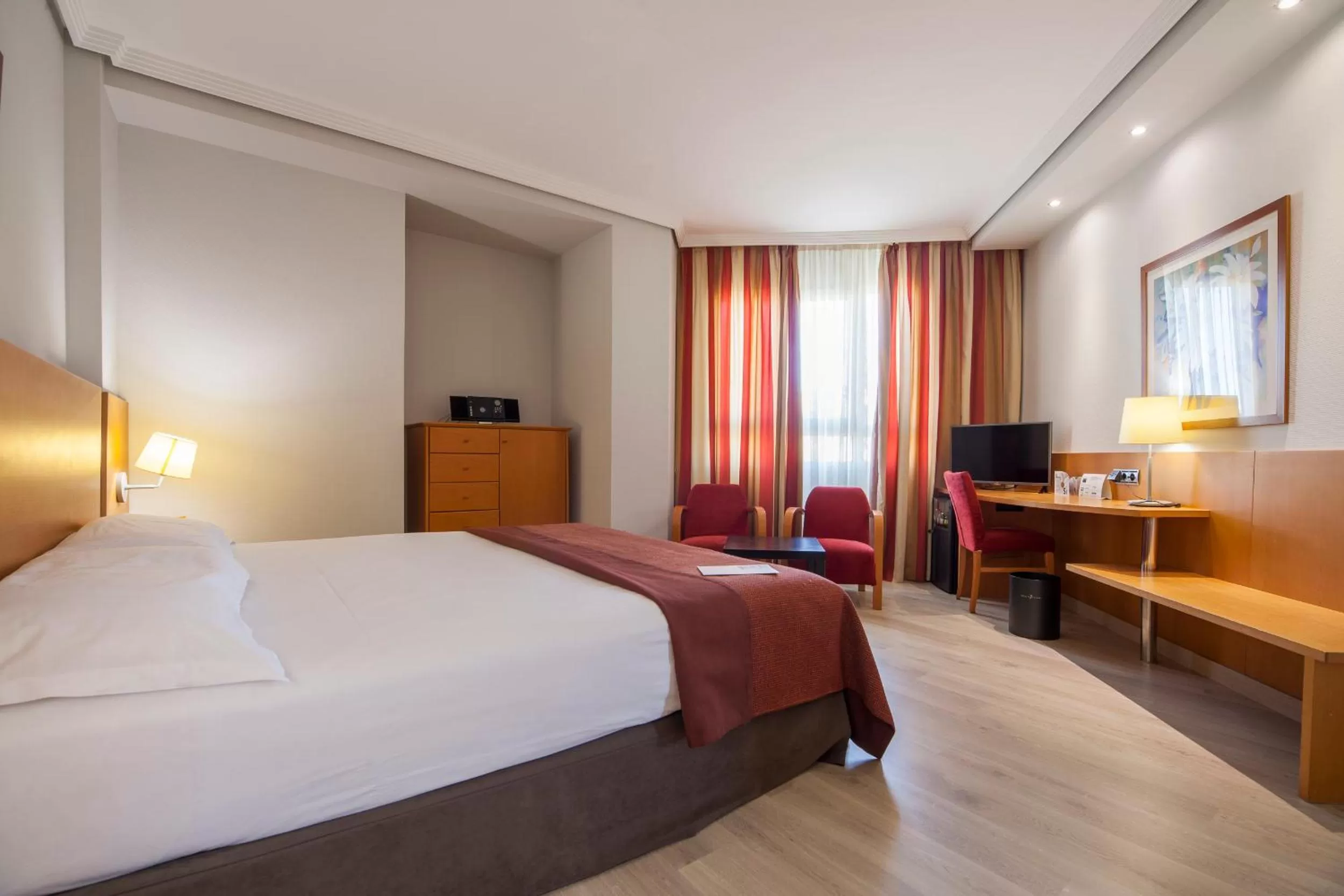 Photo of the whole room, Bed in Silken Luis de León