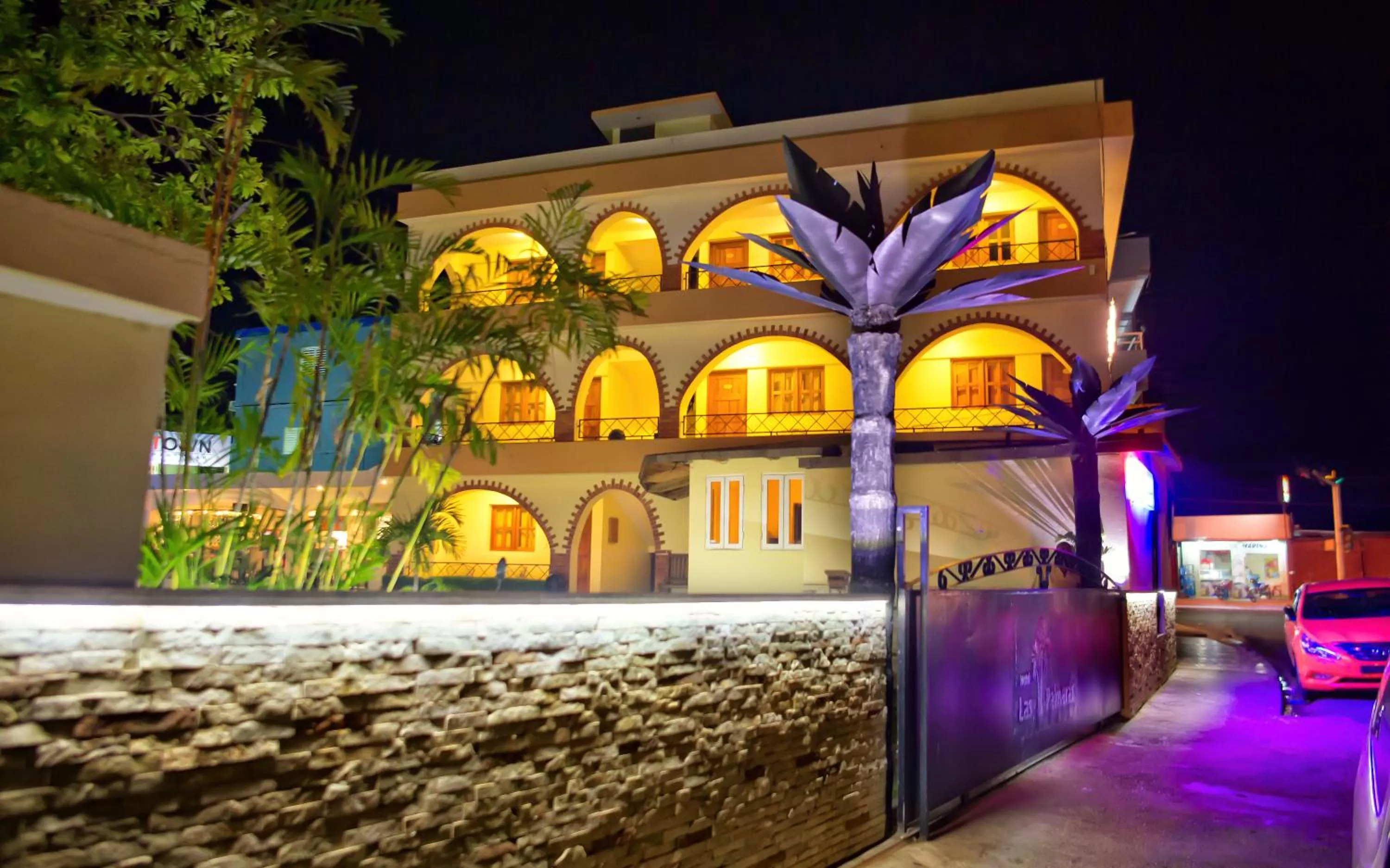 Property Building in Hotel Las Palmeras