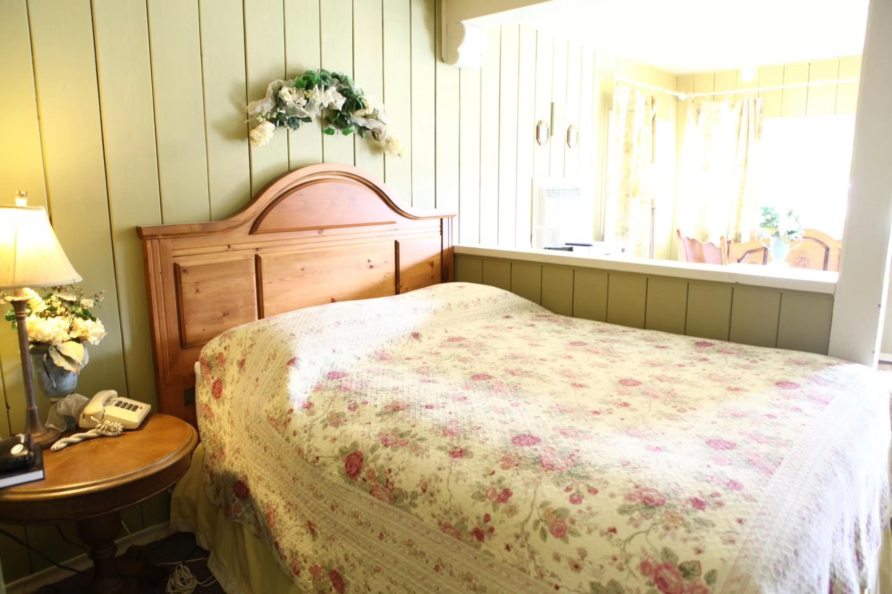 Bed in Swiss Chalets Motel