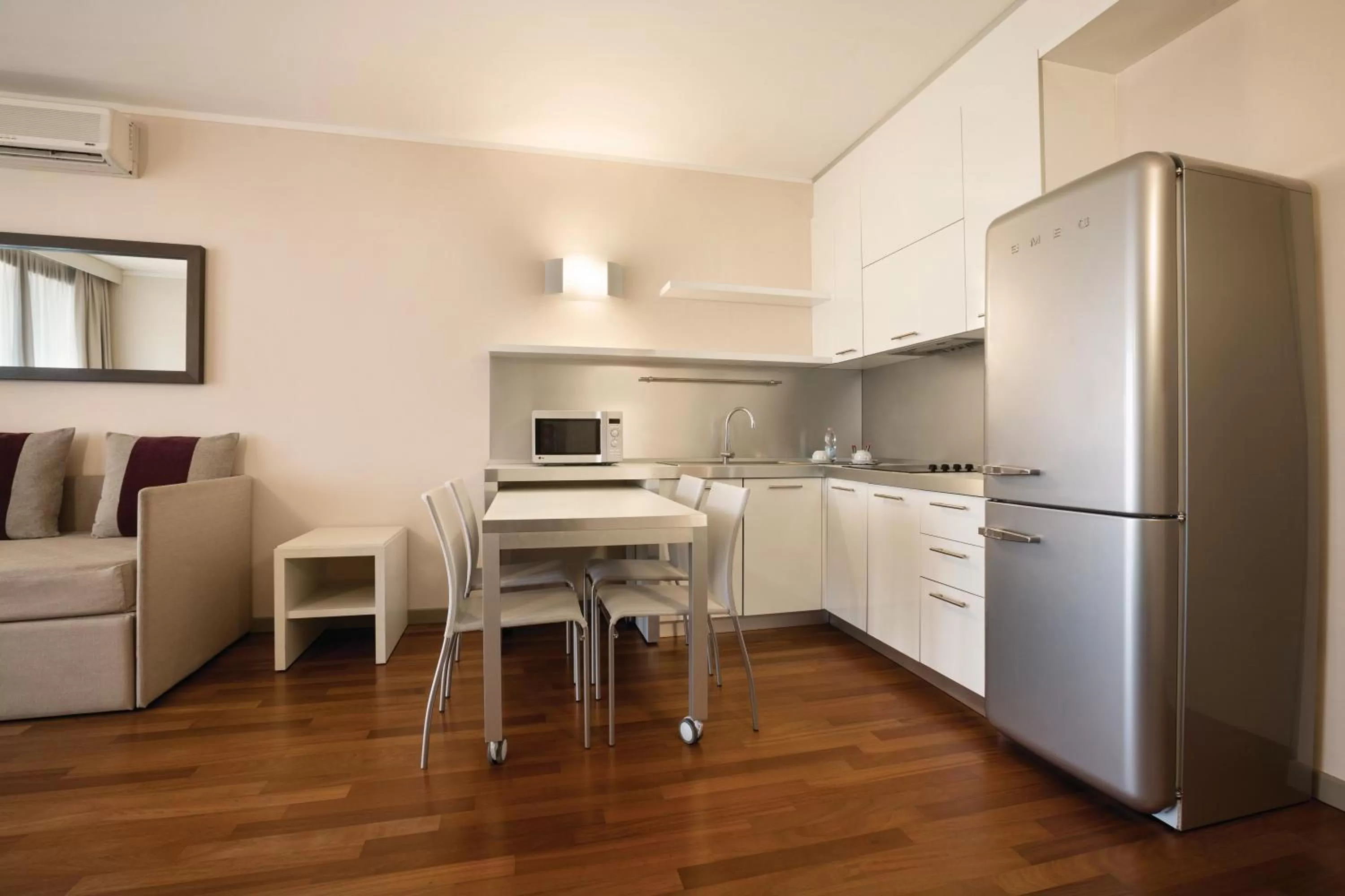 Kitchen or kitchenette in Ramada Plaza by Wyndham Milano