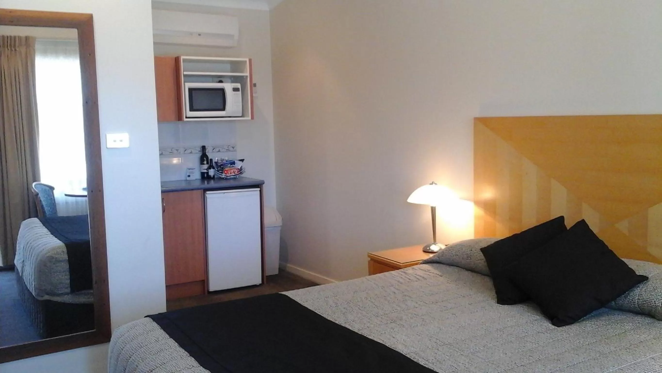 Shower, Bed in Willows Motel