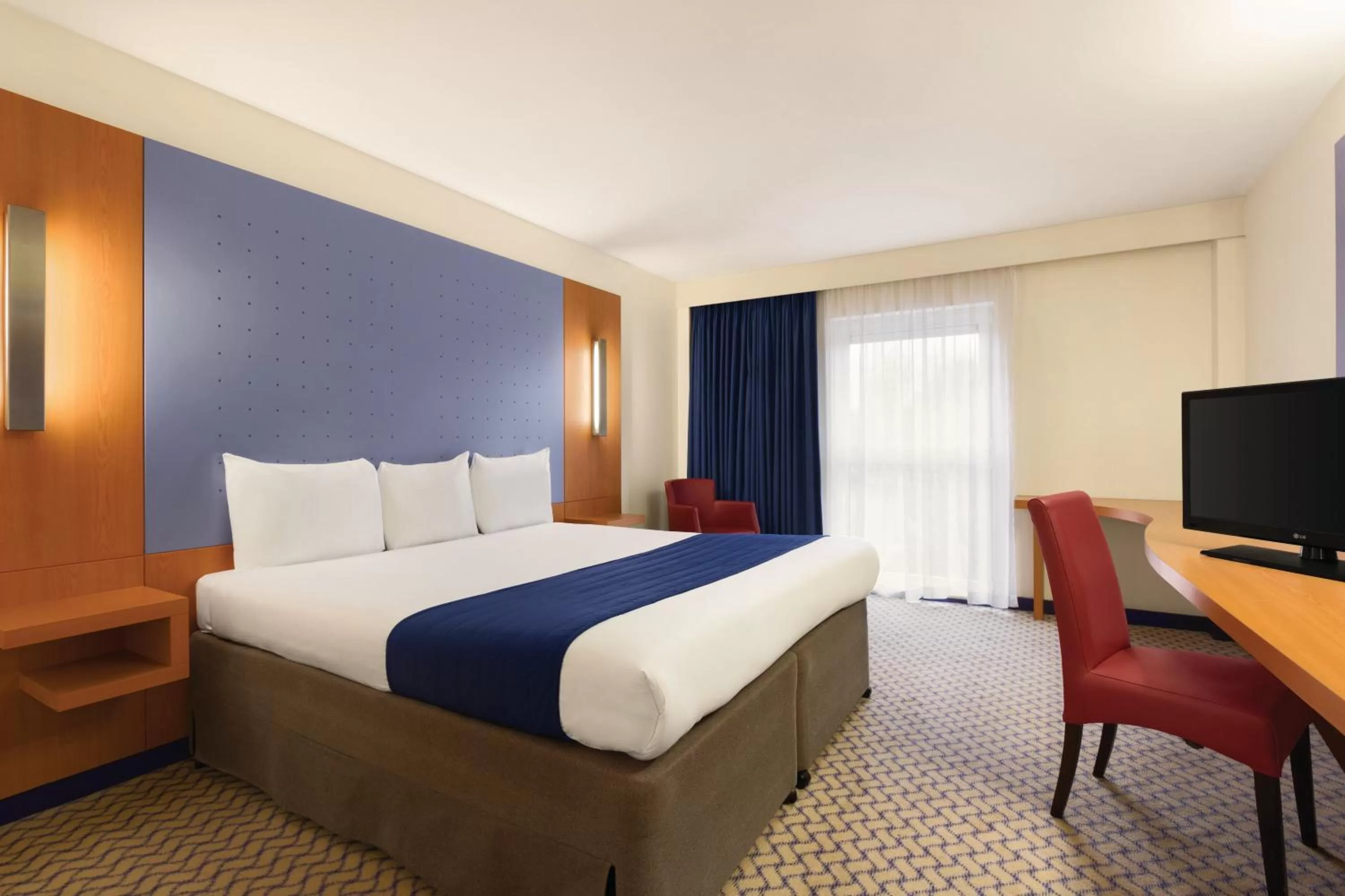 Photo of the whole room, Bed in Ramada London North