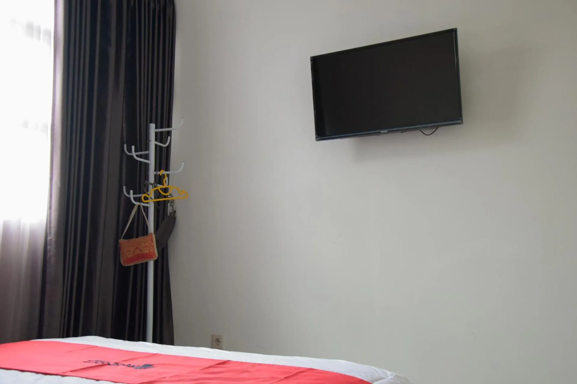 Bedroom, Bed in RedDoorz near GOR Satria Purwokerto