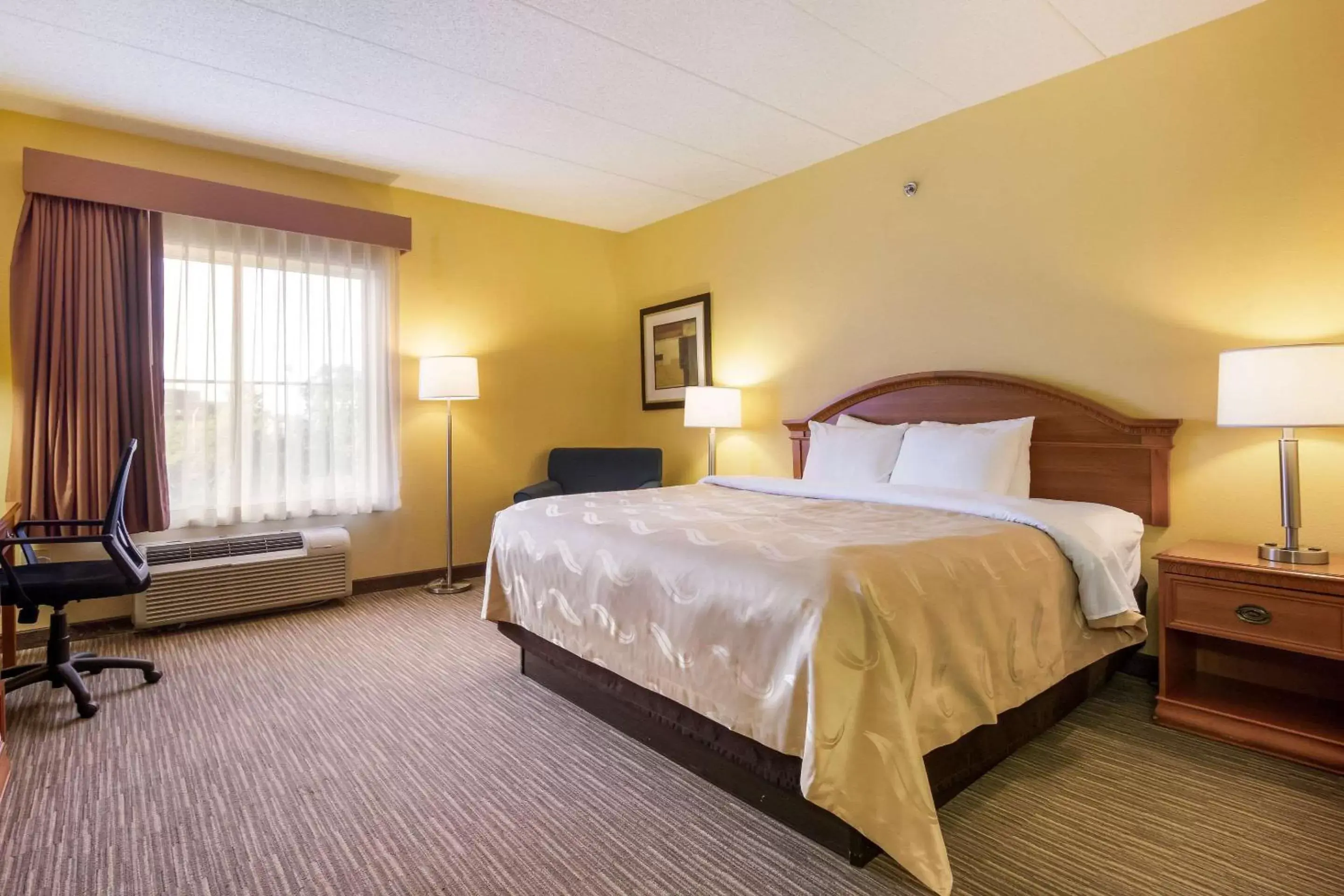 Deluxe King Room in Quality Inn & Suites CVG Airport Deluxe King Room in Quality Inn & Suites CVG Airport