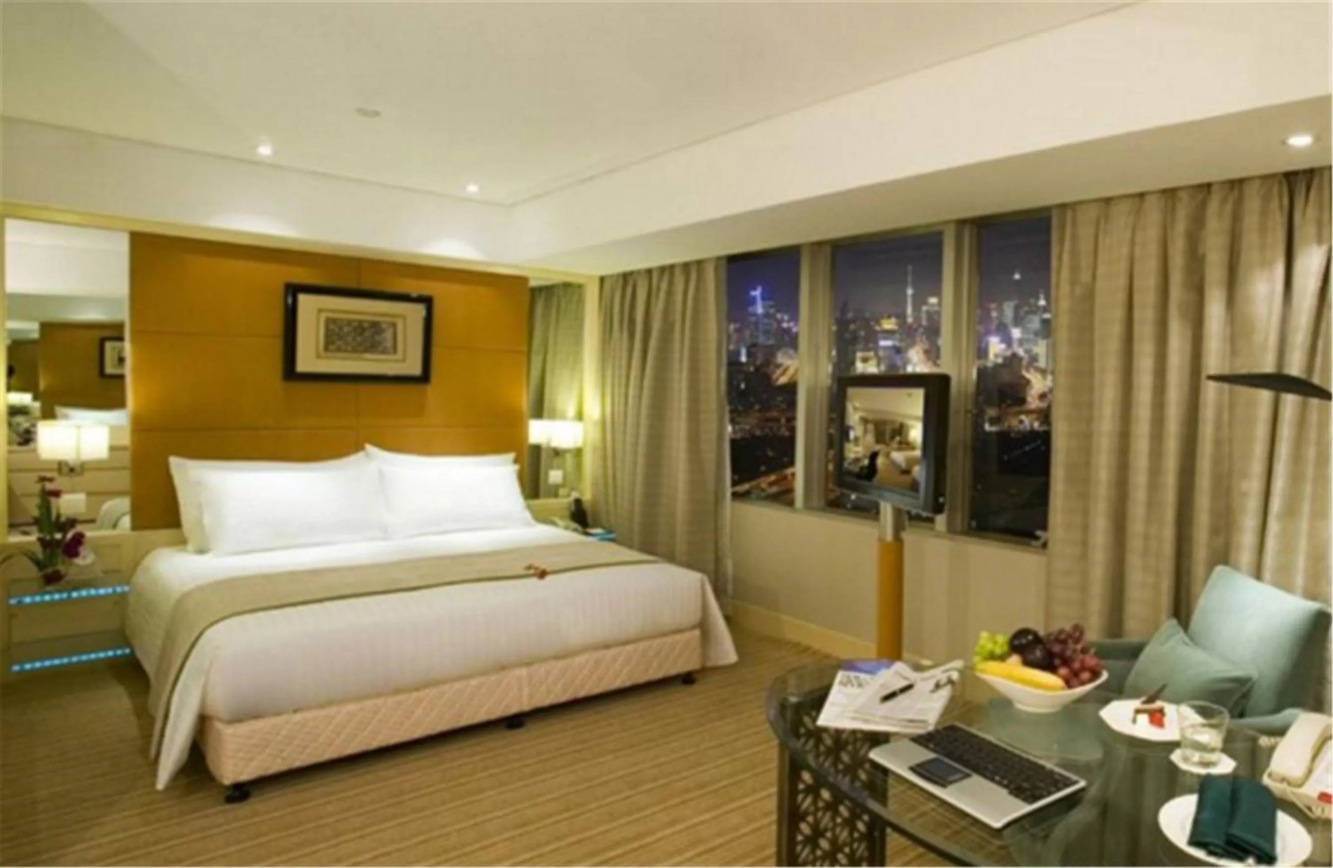 Bedroom, Bed in Jin Jiang Tower