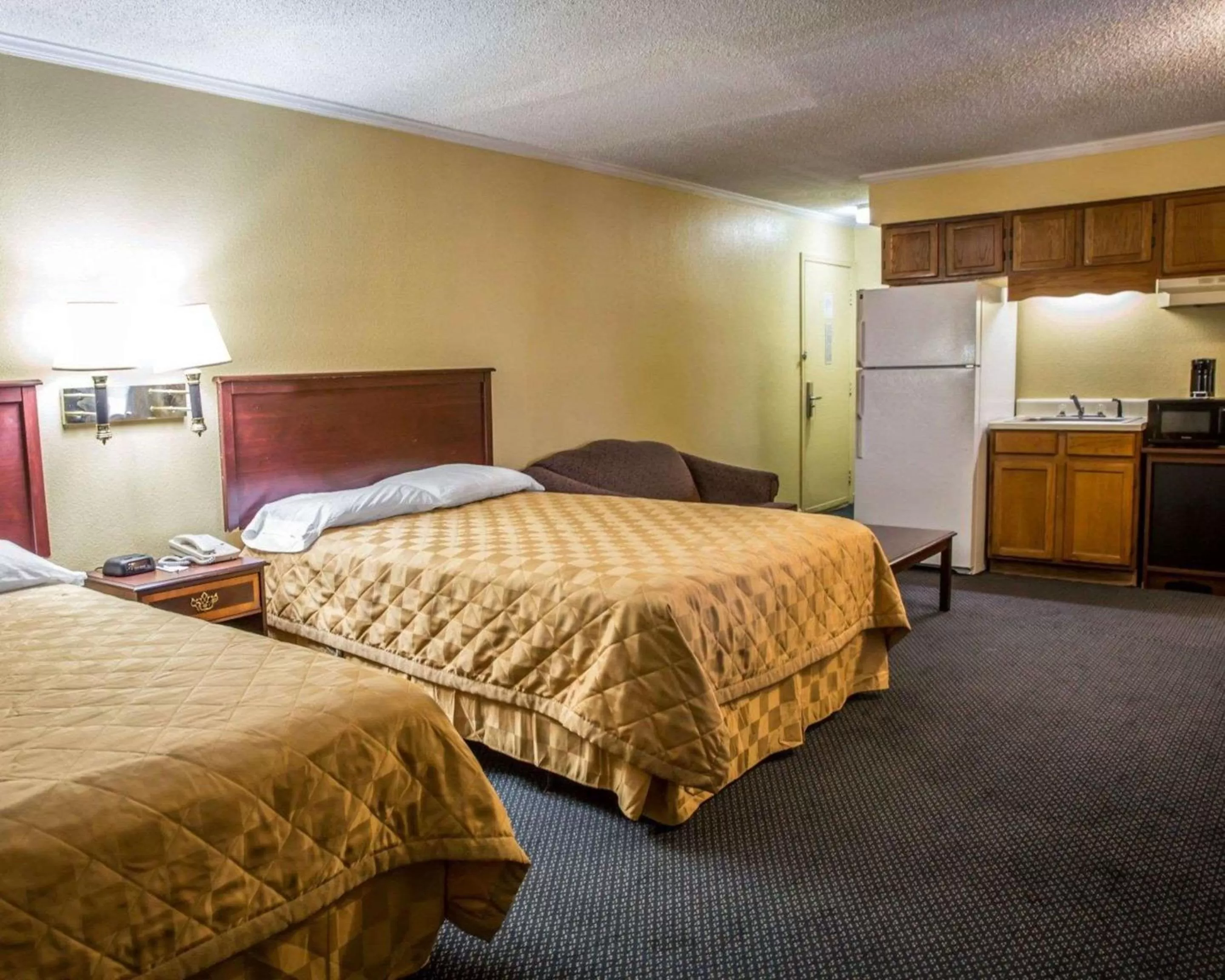 Photo of the whole room, Bed in Rodeway Inn & Suites Plymouth Hwy 64