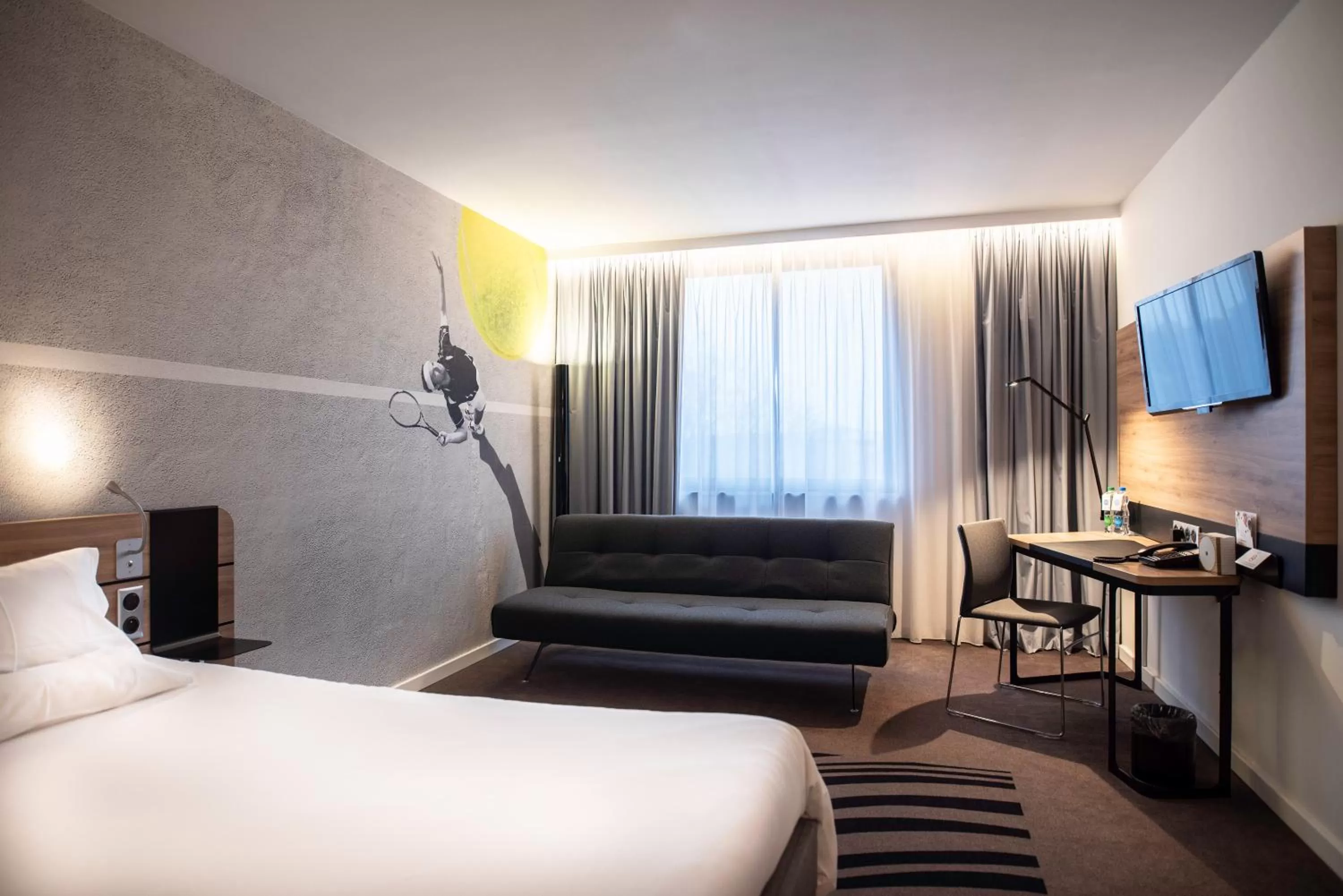 Communal lounge/ TV room, Bed in Novotel Kraków Centrum