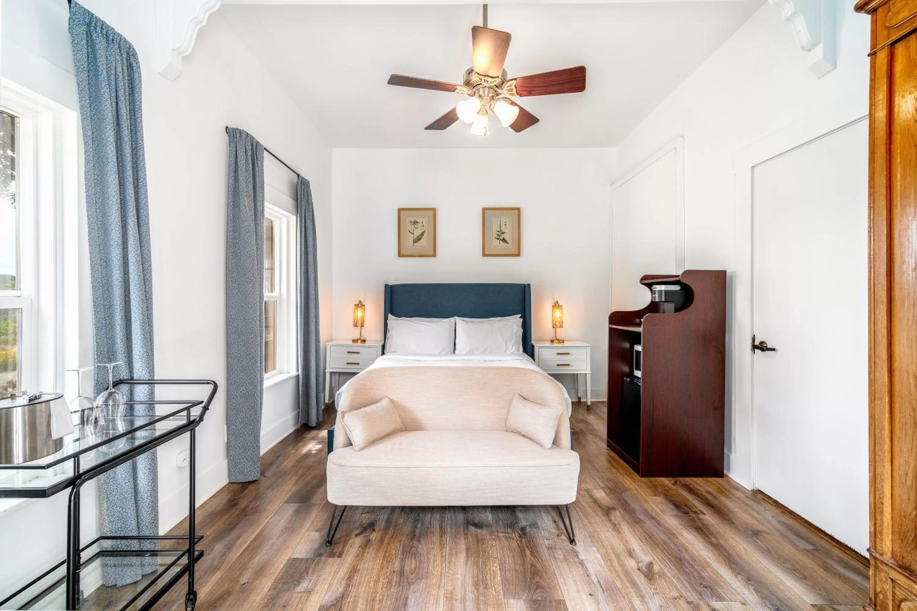 Bed in Agate Cove Inn