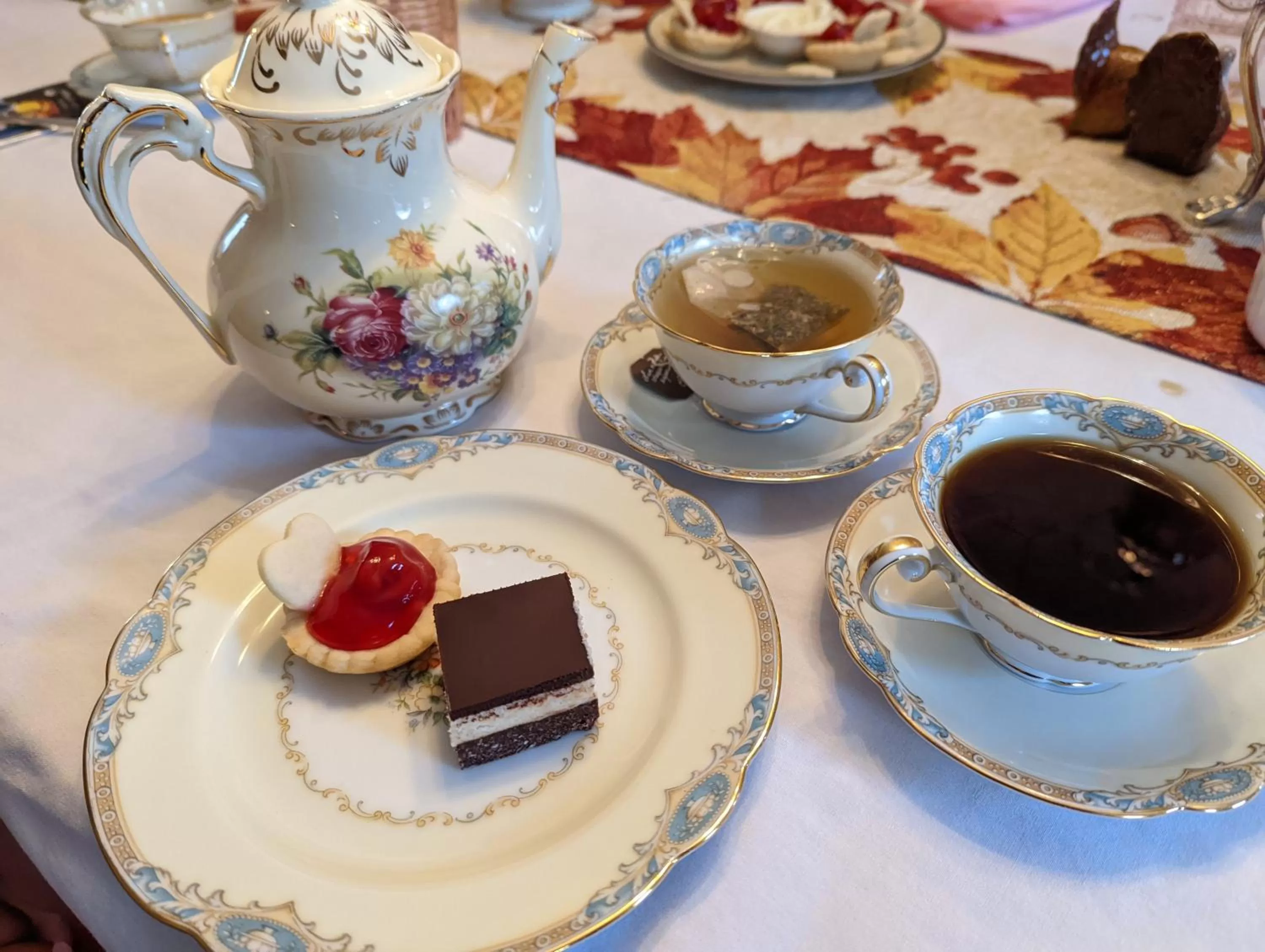 Coffee/tea facilities in 1899 Inn