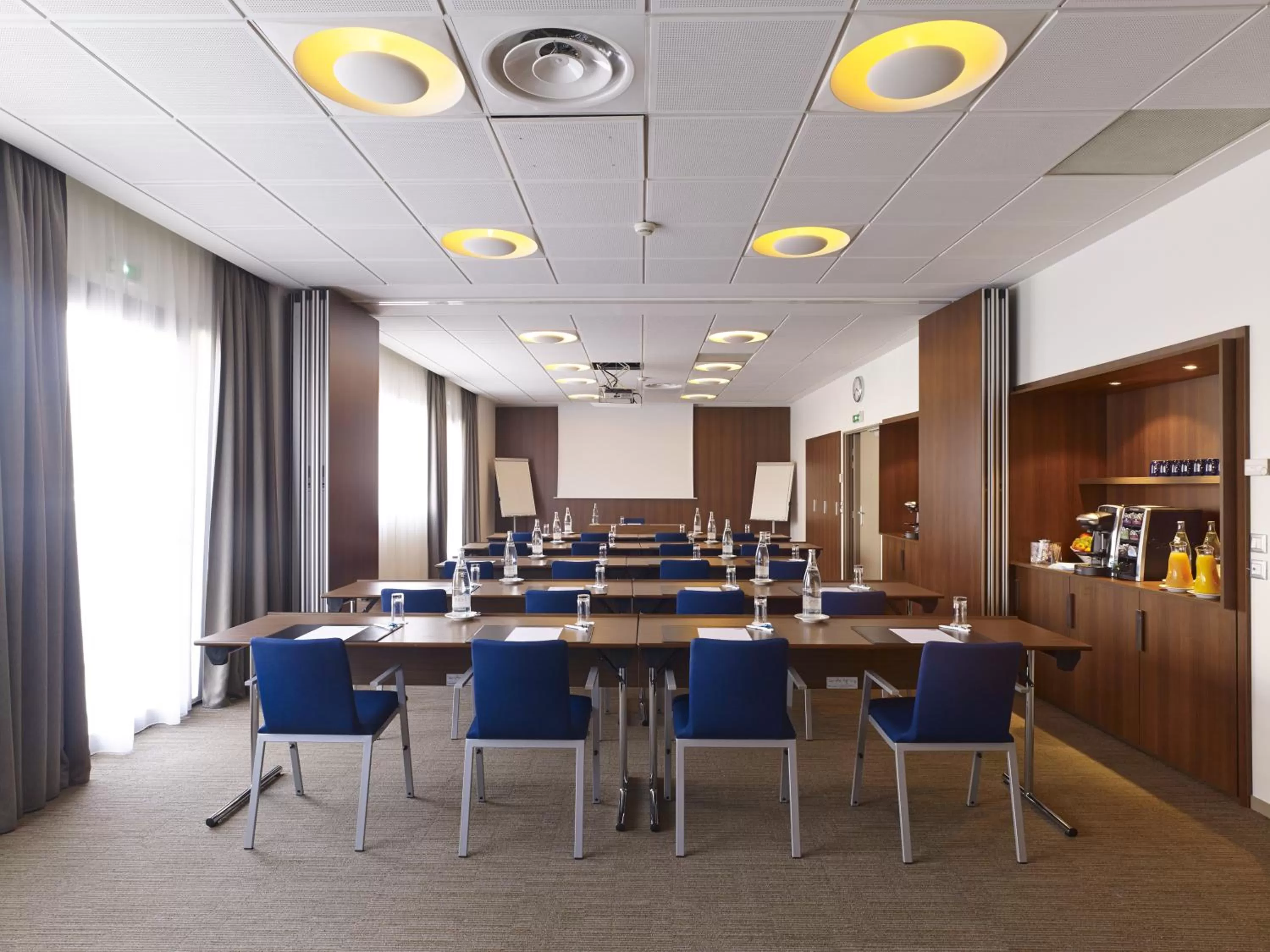 Meeting/conference room in Holiday Inn Express Toulouse Airport by IHG