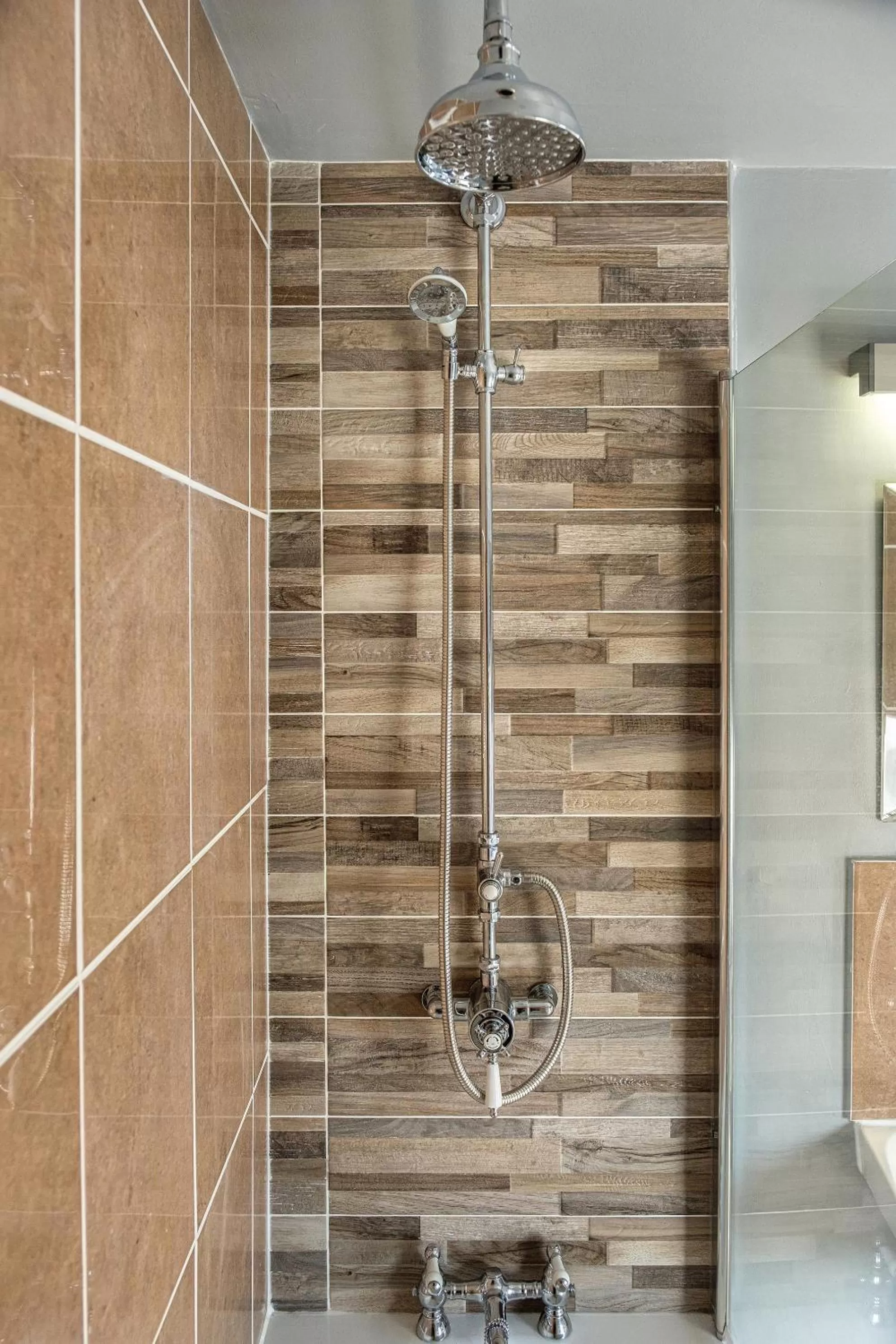 Shower in The Black Lion, Long Melford