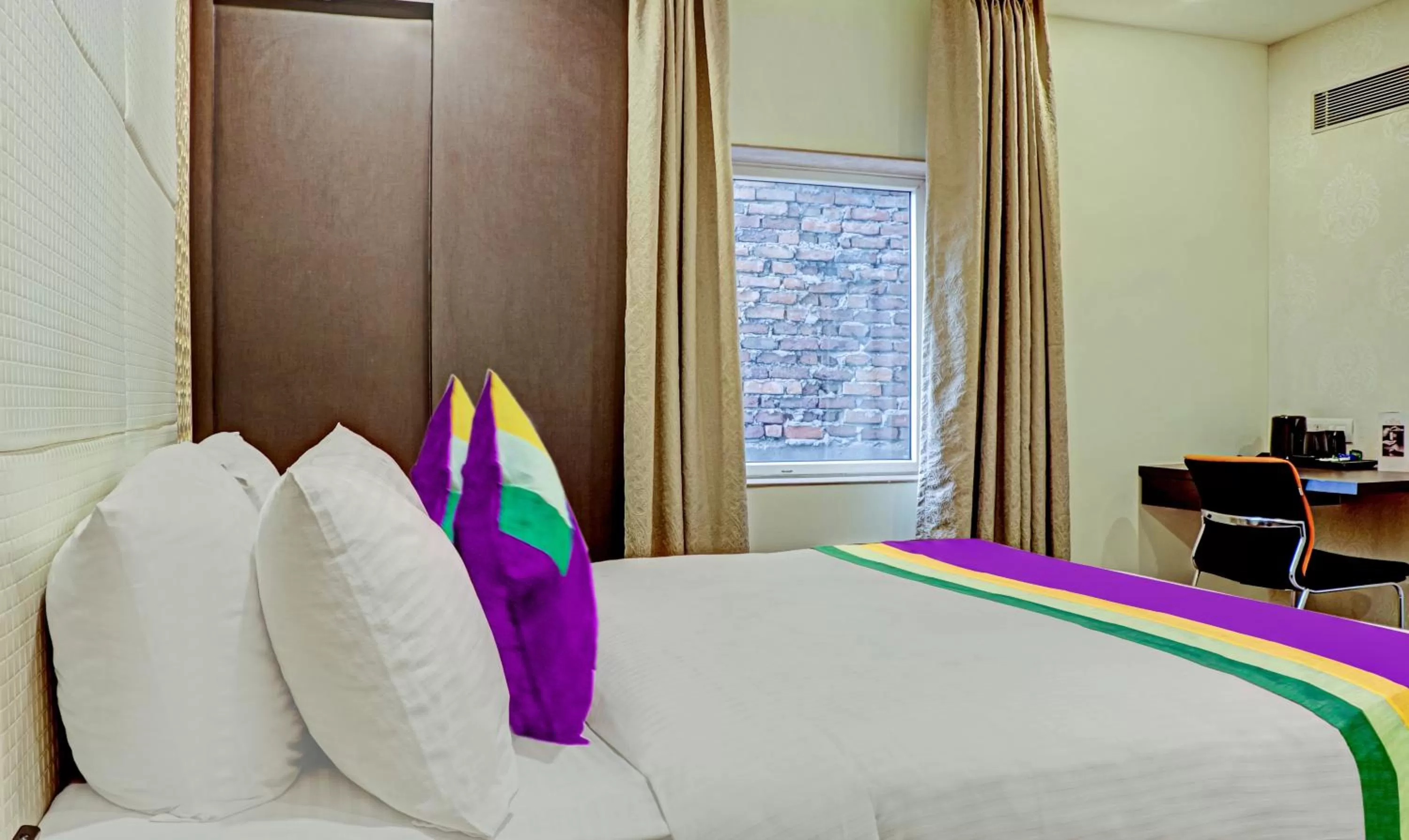 Photo of the whole room, Bed in The Onyx Hotel