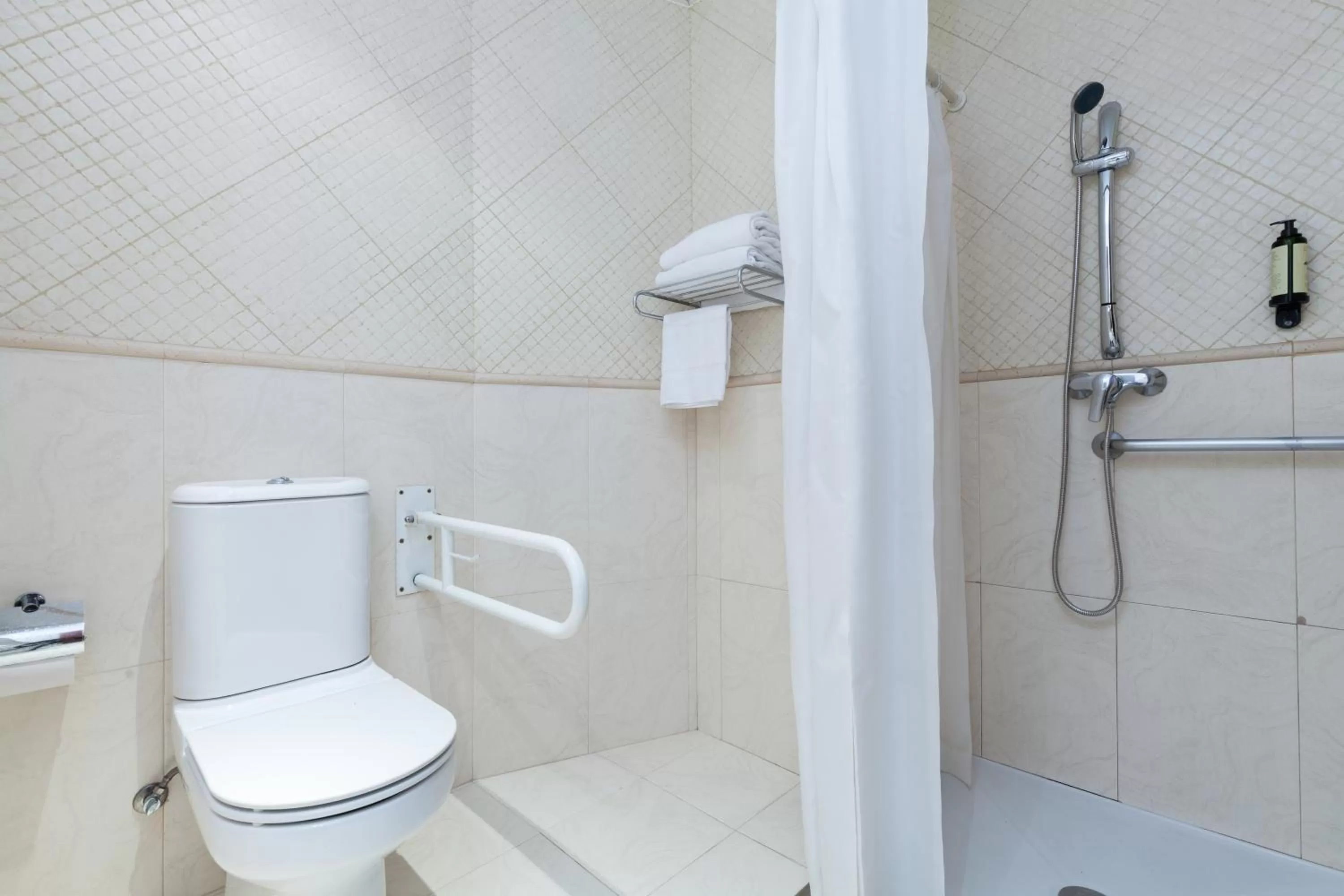 Bathroom in Hotel HLG CityPark Pelayo