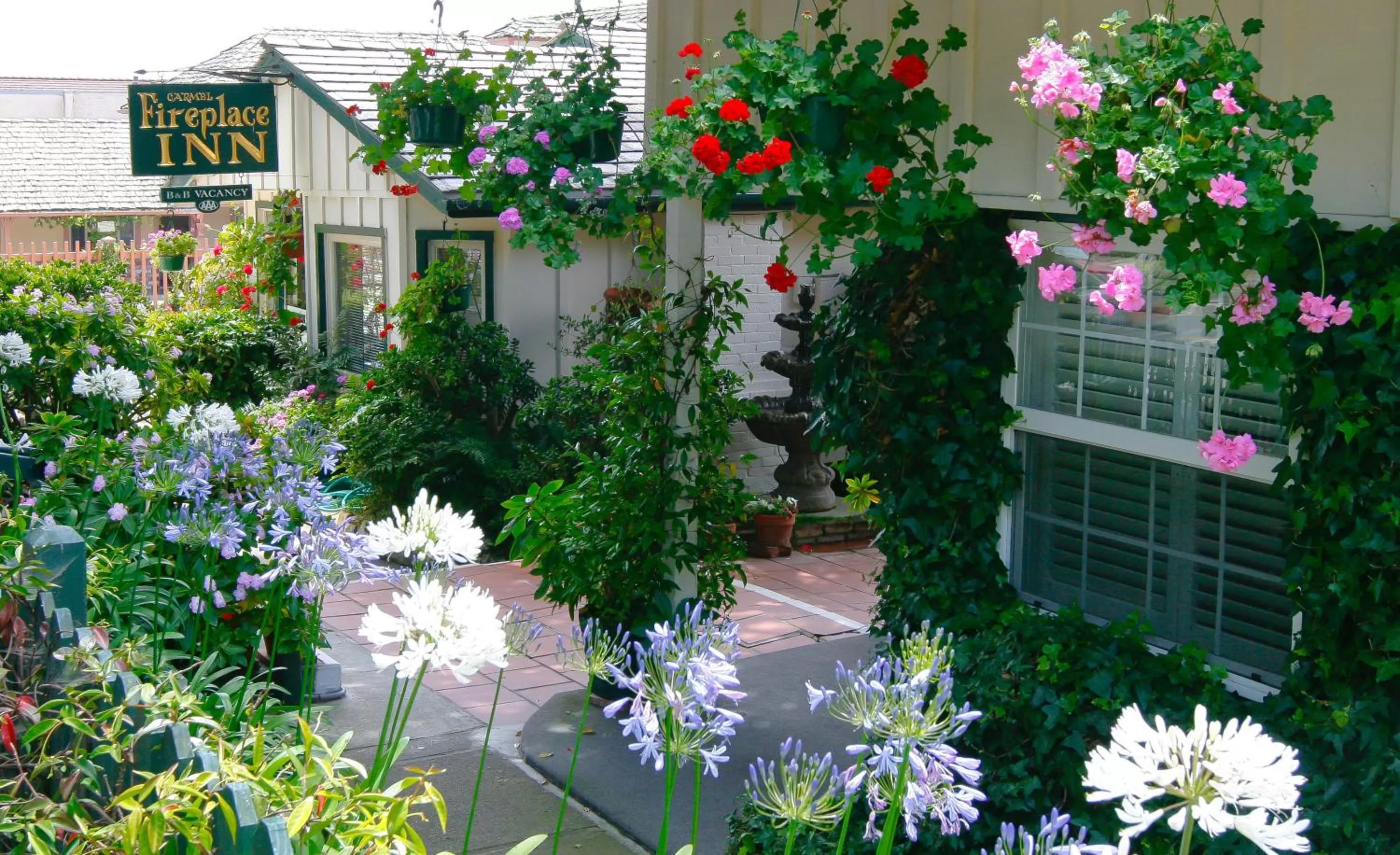 Facade/entrance in Carmel Fireplace Inn