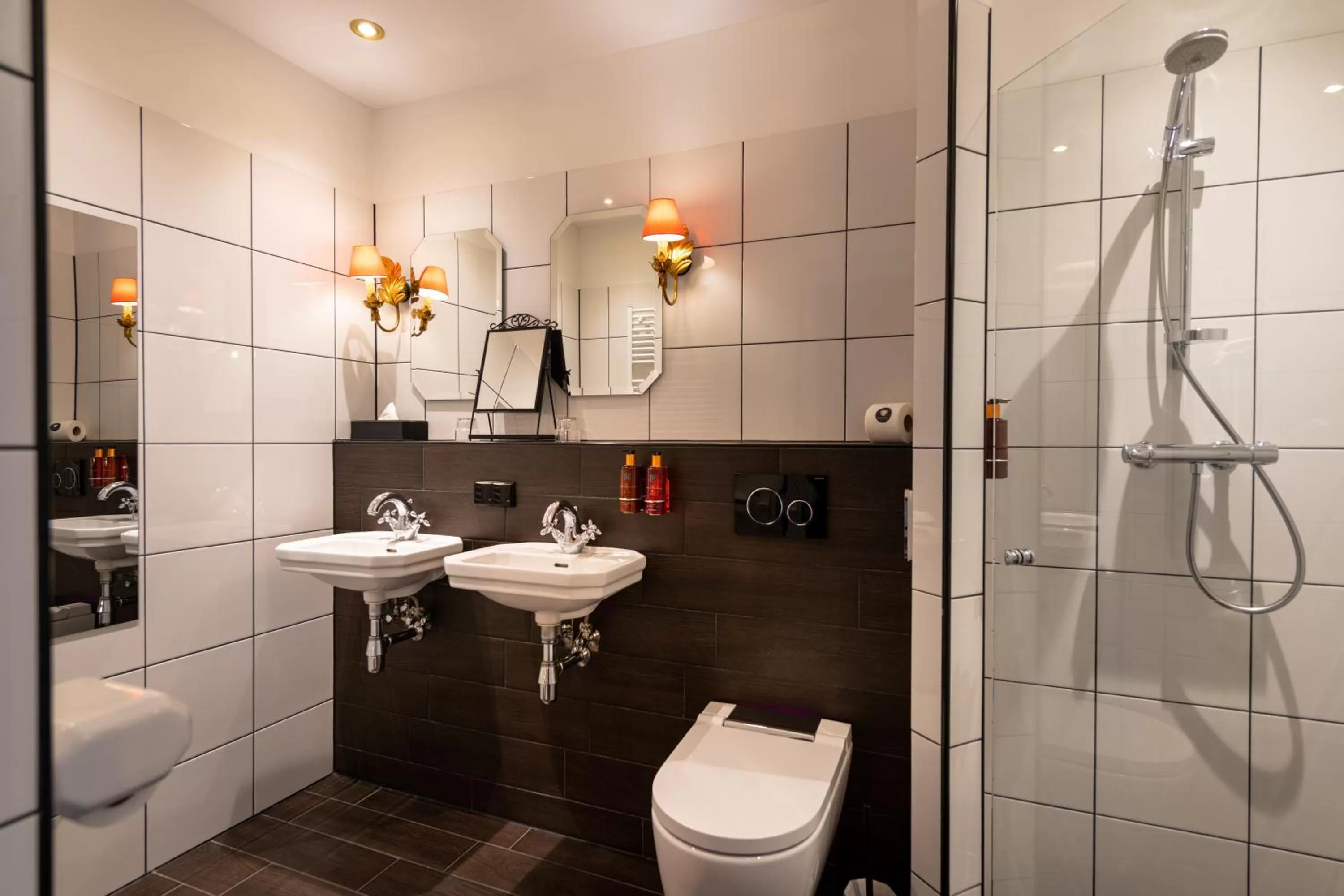 Shower in Grand Boutique Hotel-Restaurant Huis Vermeer