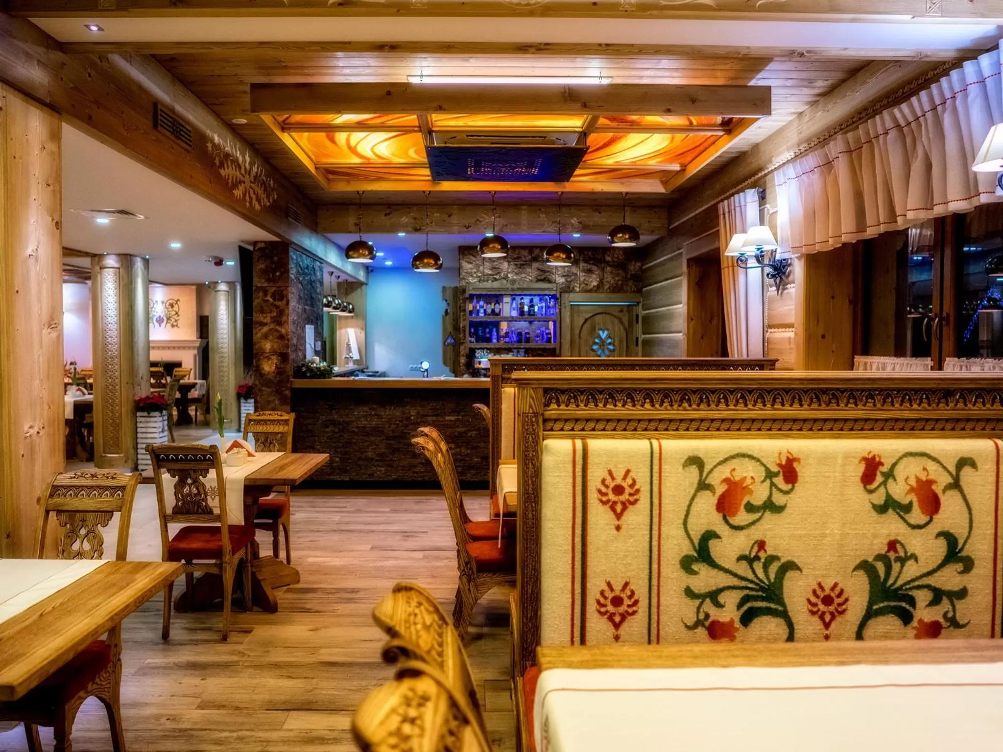 Restaurant/places to eat in Gold Hotel