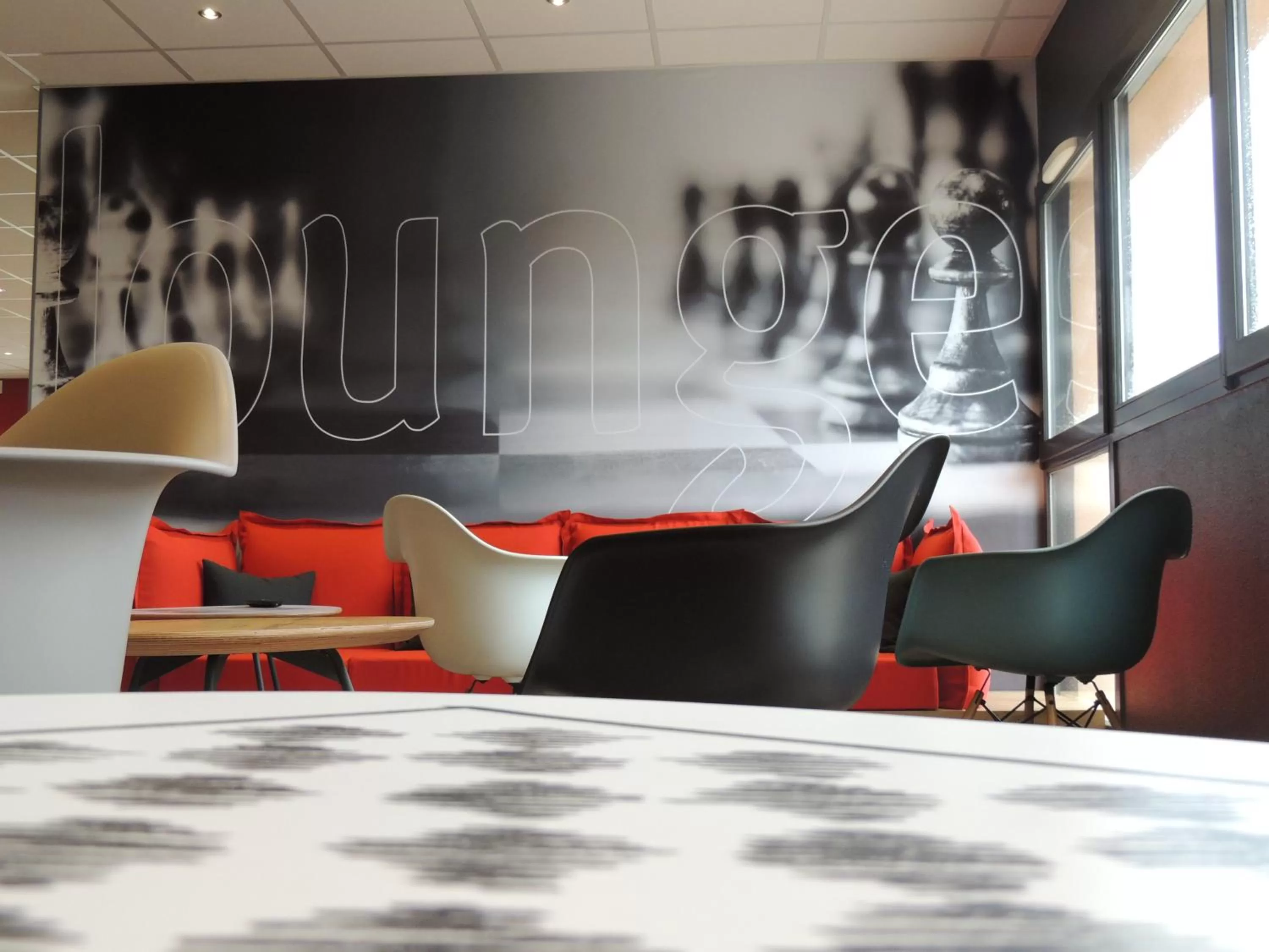 Lounge or bar in Ibis Auray
