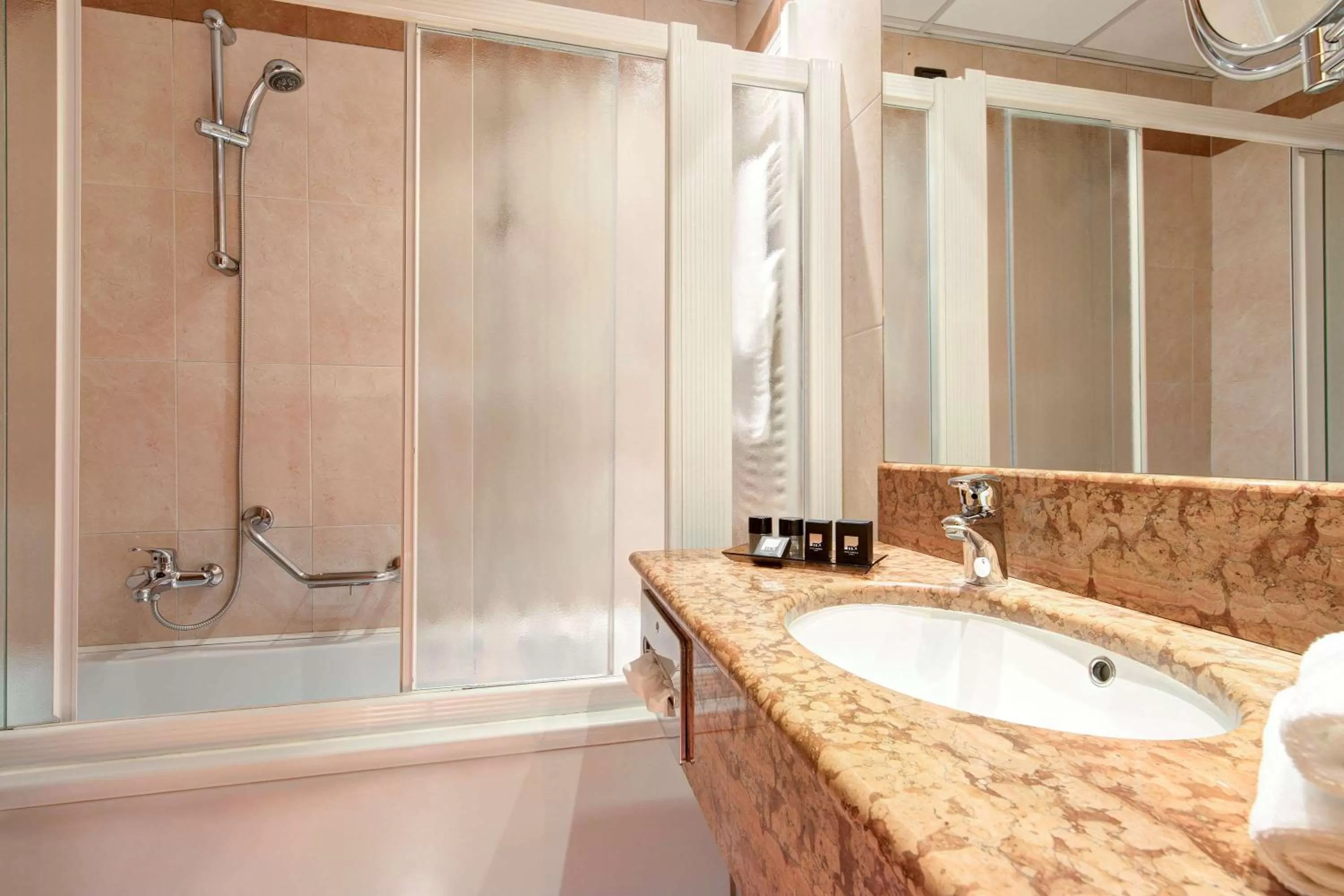 Bathroom in Best Western Hotel Tritone