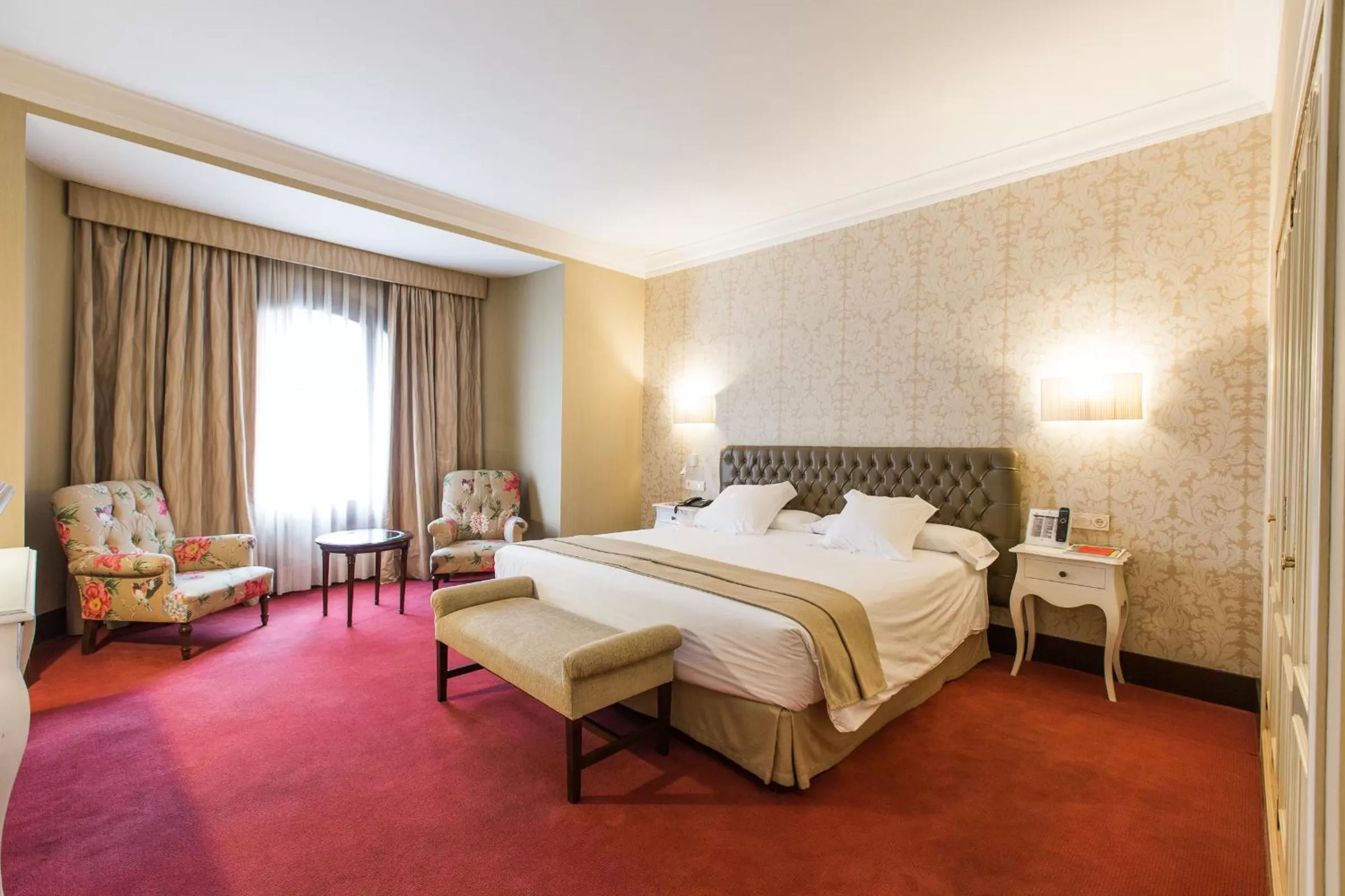 Photo of the whole room, Bed in Hotel Carlton