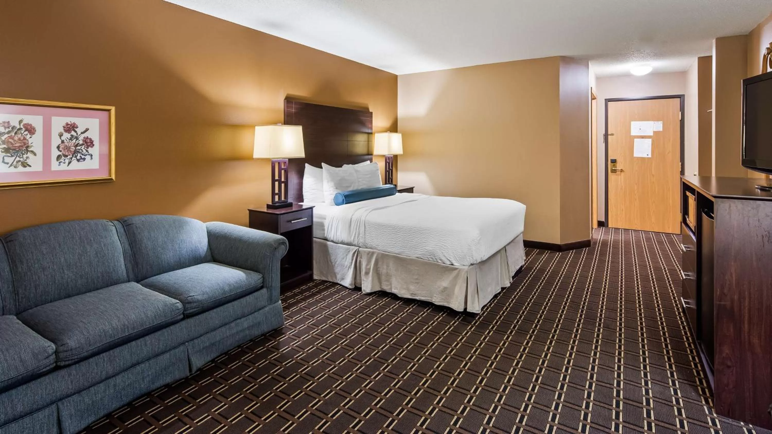 King Room with Sofa Bed and Roll-In Shower - Disability Access/Nonsmoking in Best Western Dodgeville Inn & Suites