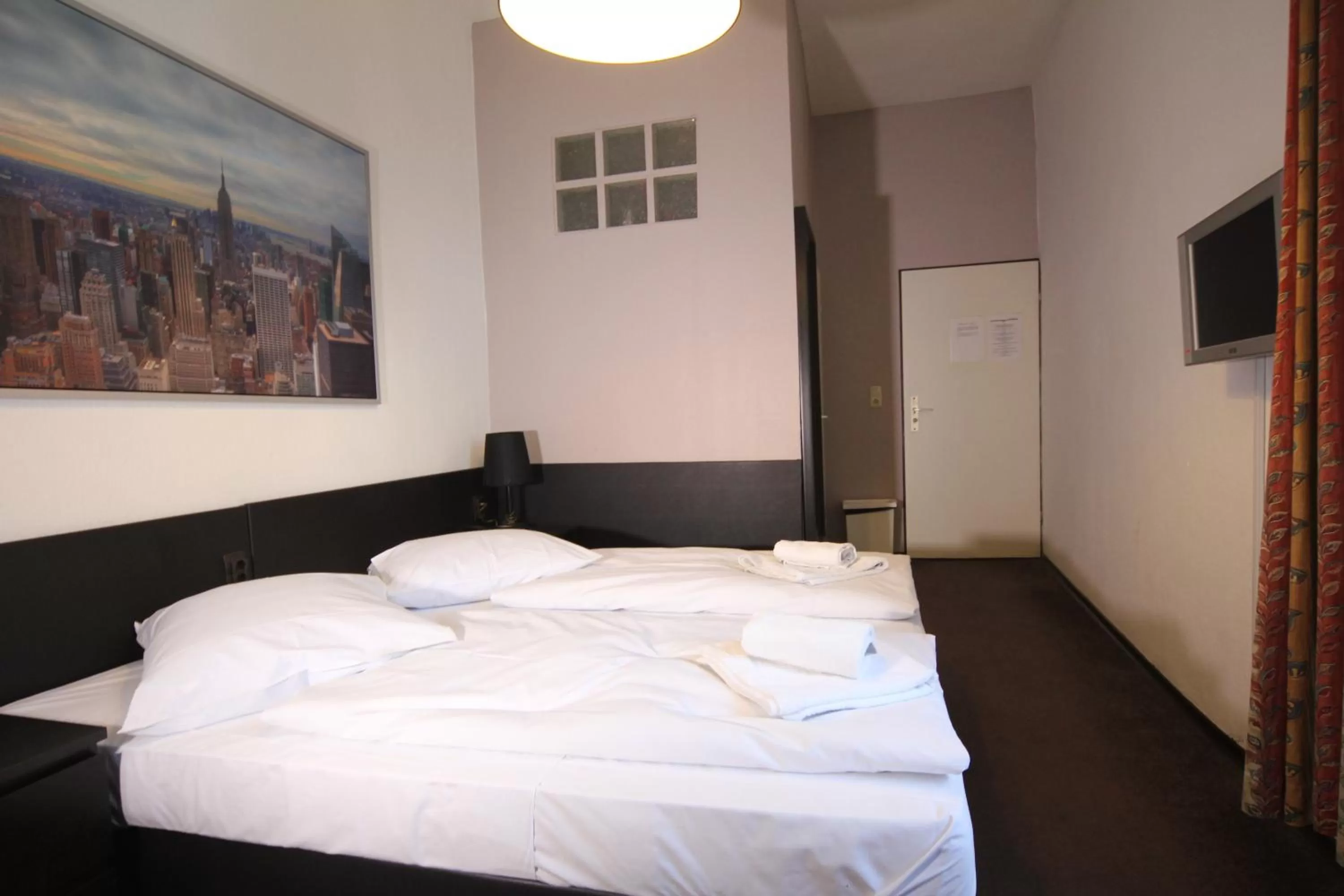 Photo of the whole room, Bed in Carlton Hotel