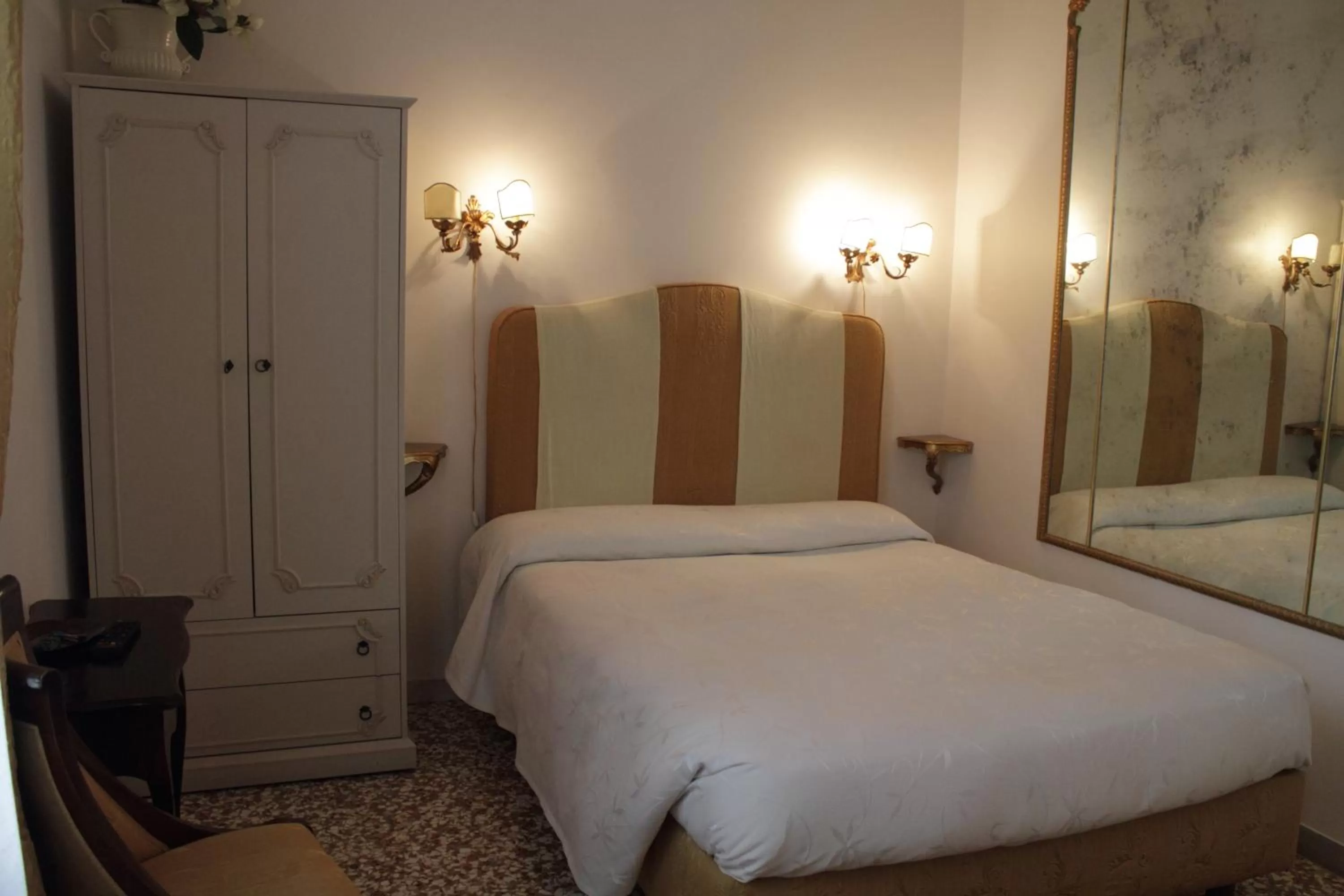 Small Double Room in Cà Del Modena Room only