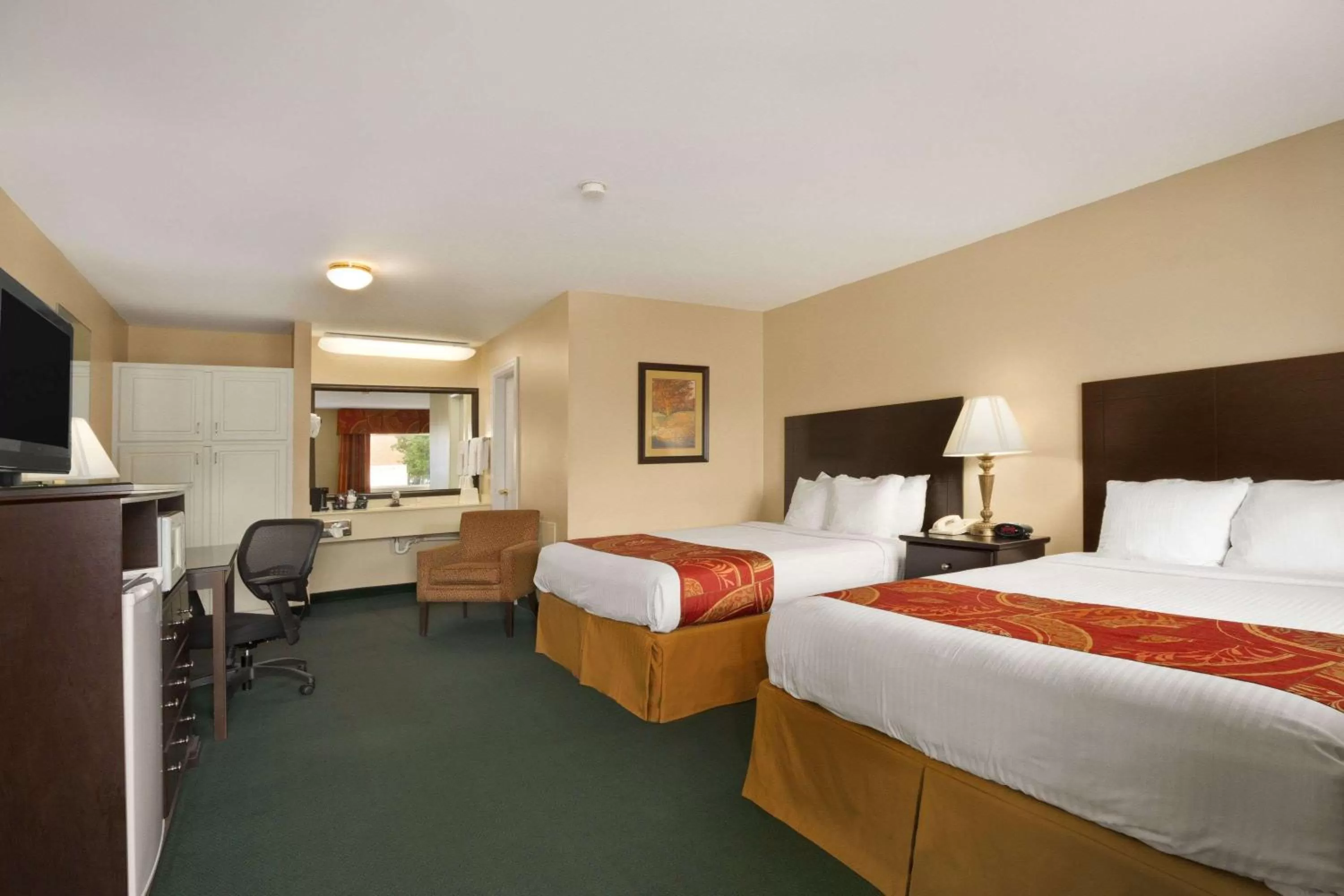 Photo of the whole room, Bed in Days Inn by Wyndham Alexander City
