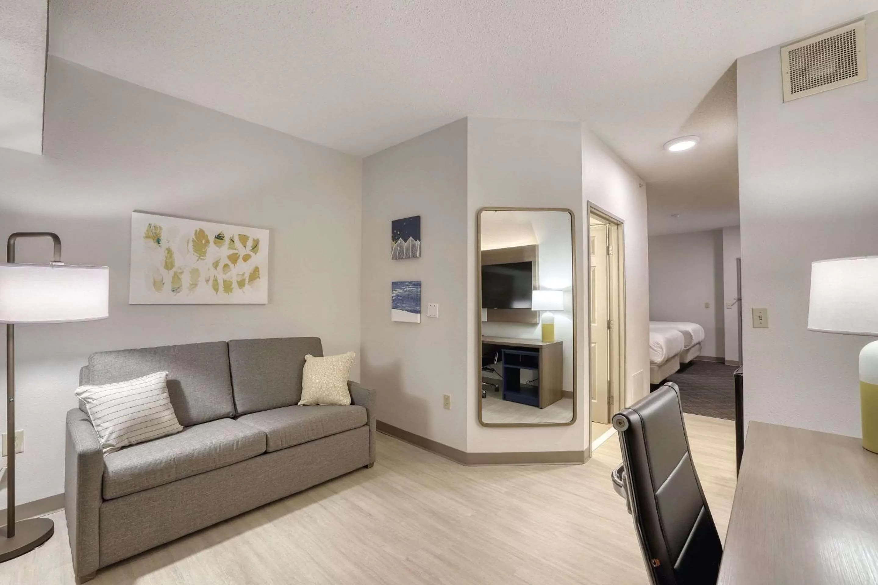 Bedroom, Bed in Comfort Suites Milwaukee Airport