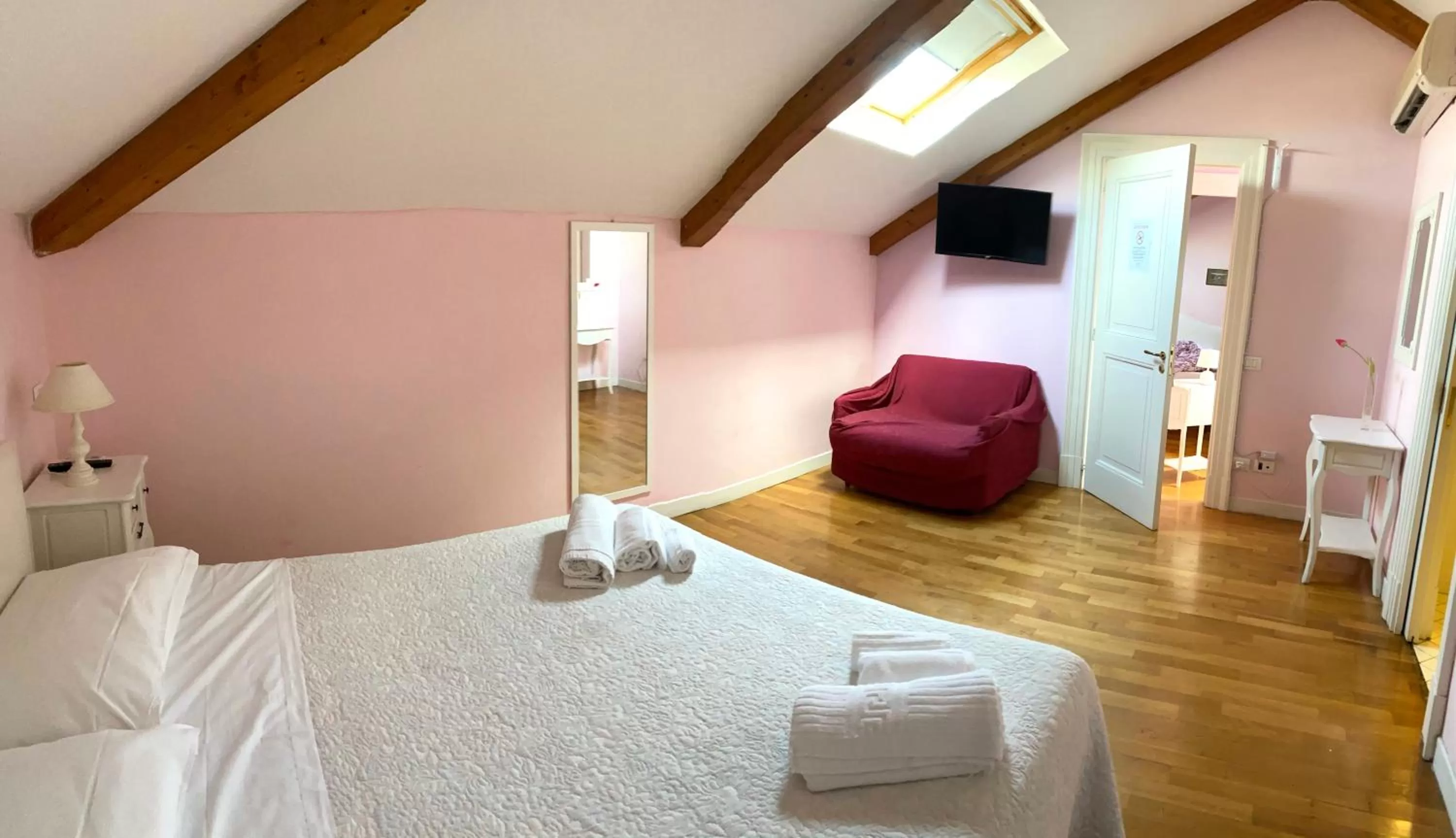 Photo of the whole room, Bed in The Secret Garden Relais