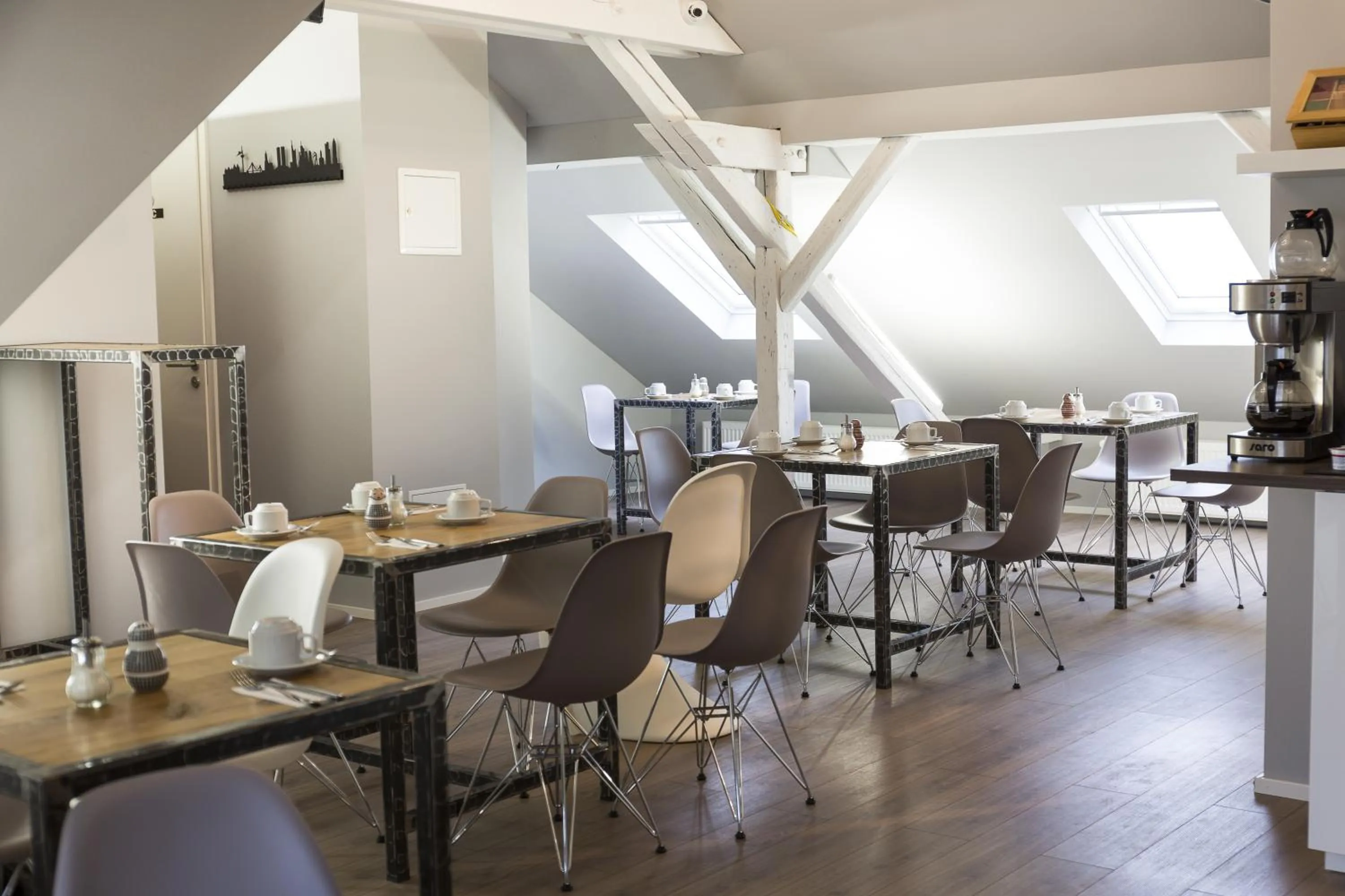 Restaurant/places to eat in Hotel Forty Four