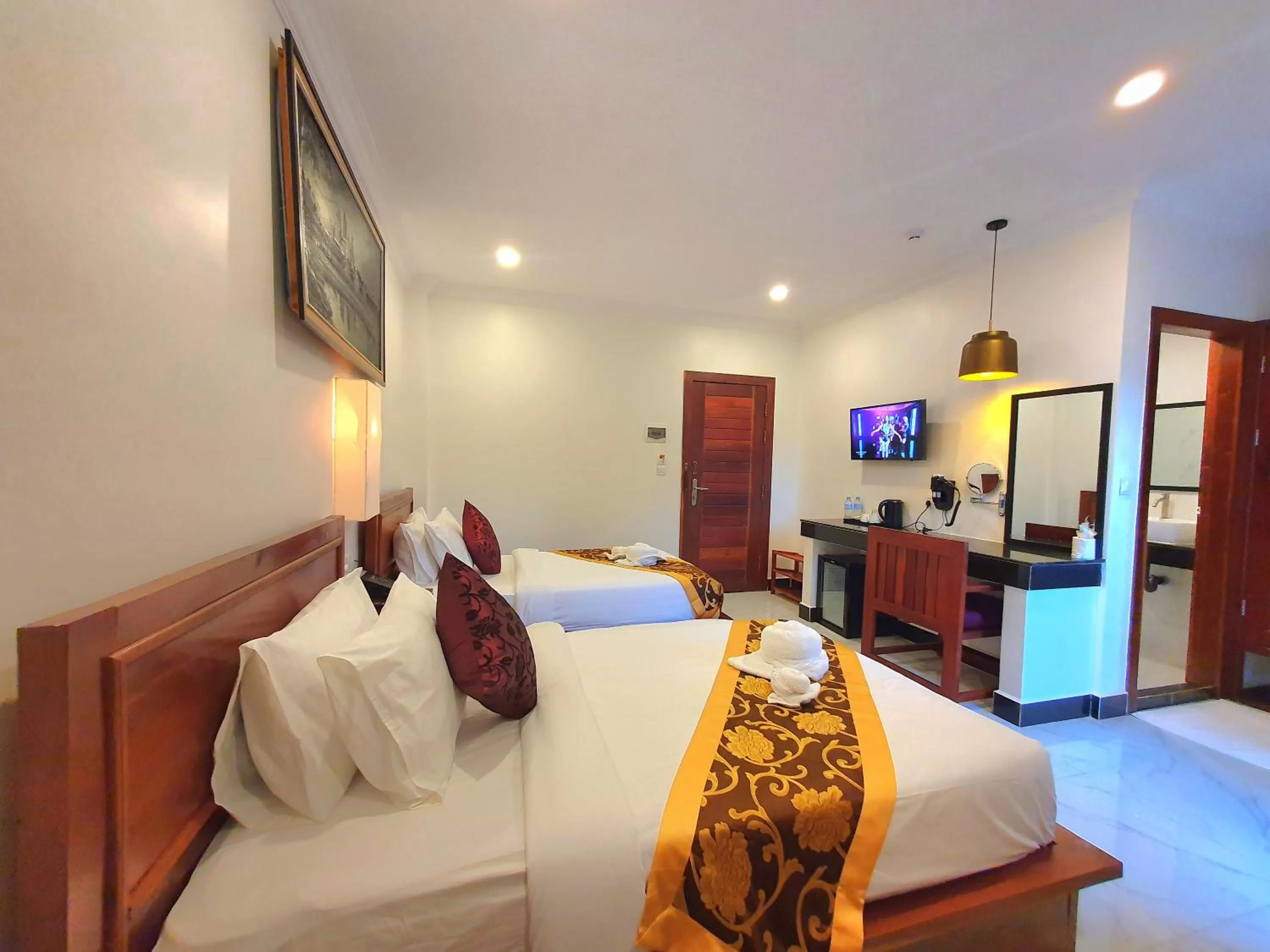 Bed in Long Night Siem Reap Hotel