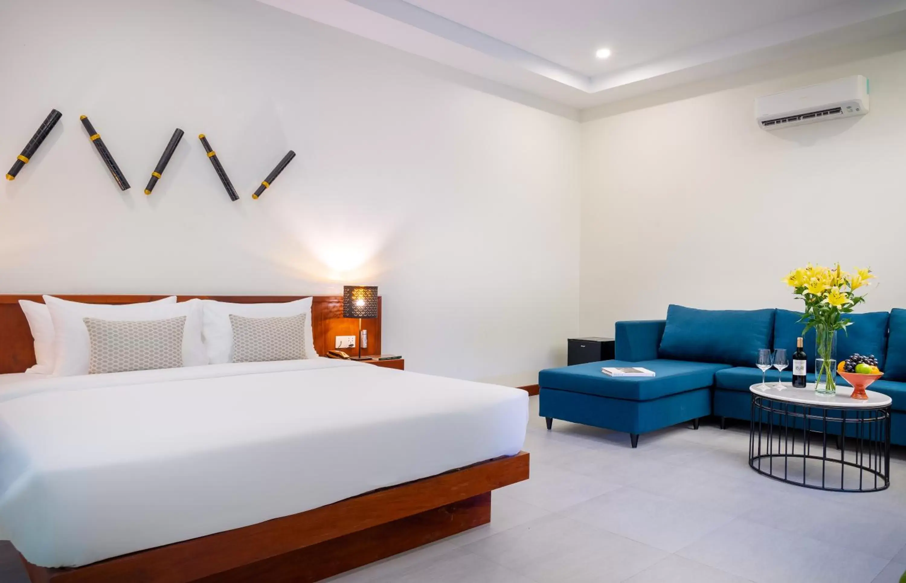 Blanc Suite with Bathtub and Sofa in Blanc Smith Residence Blanc Suite with Bathtub and Sofa in Blanc Smith Residence