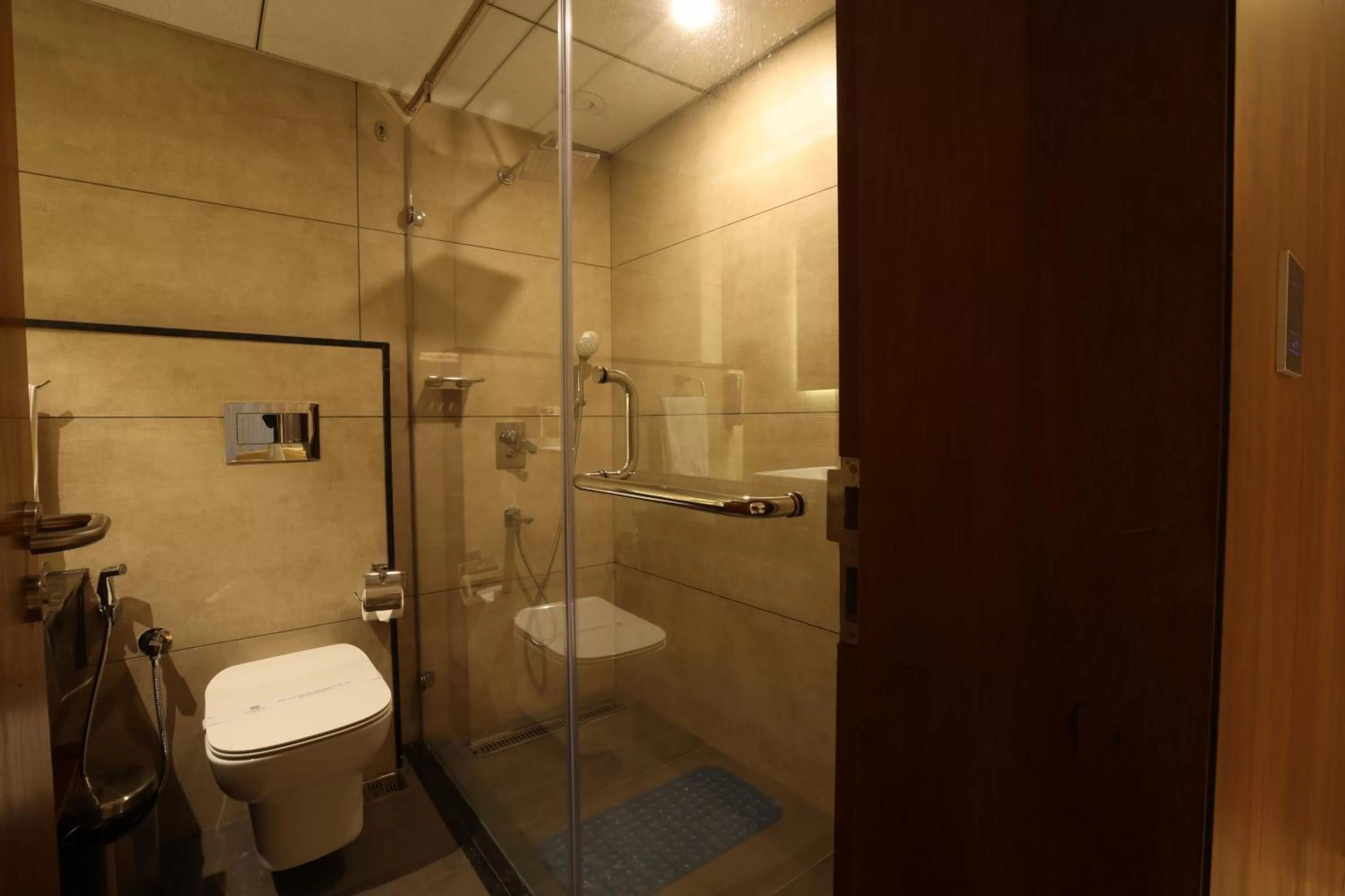Bathroom in Royal Plaza Suites by RAK Rooms, Mangaluru