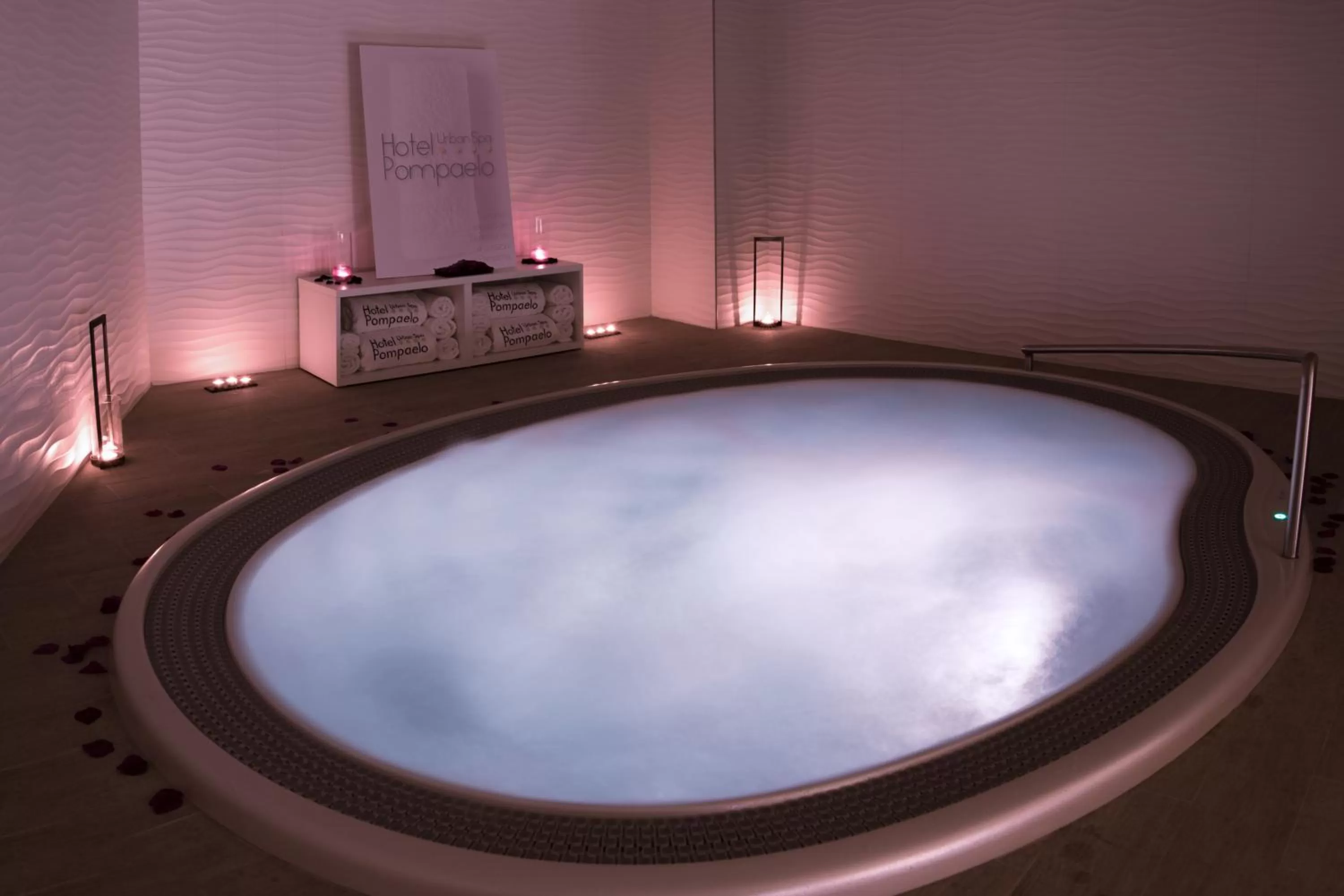 Hot Tub in Hotel Pompaelo Plaza del Ayuntamiento & Spa