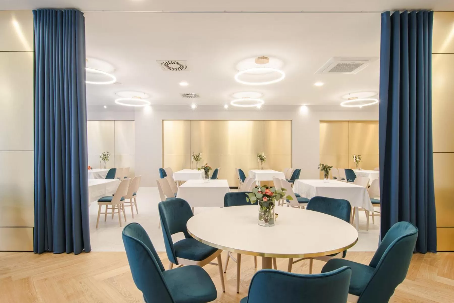 Restaurant/places to eat in Art Hotel